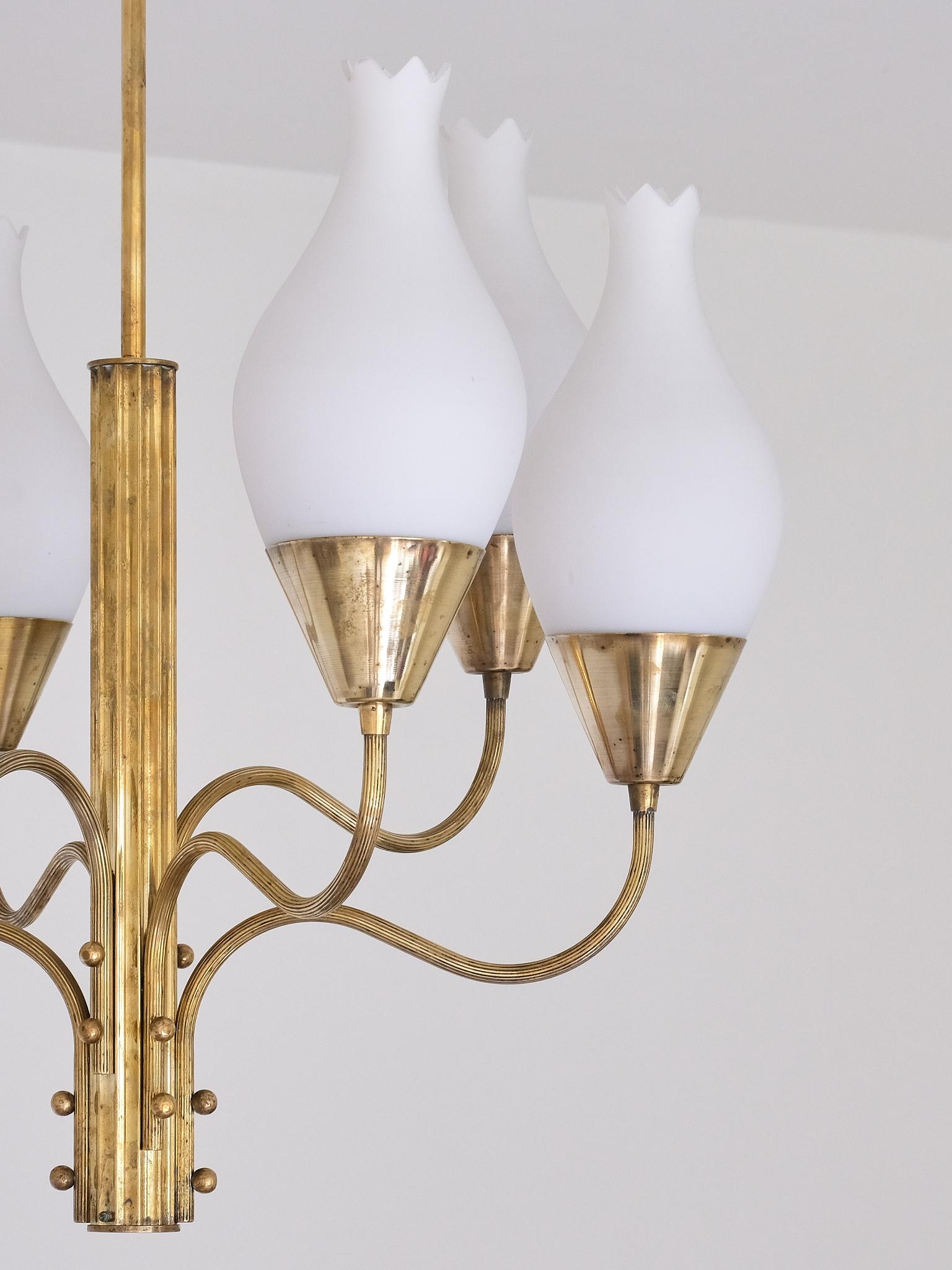 Eccezionale lampadario a sei bracci di Edvard Hagman, ottone e vetro opalino, Svezia, 1956 In condizioni buone in vendita a The Hague, NL