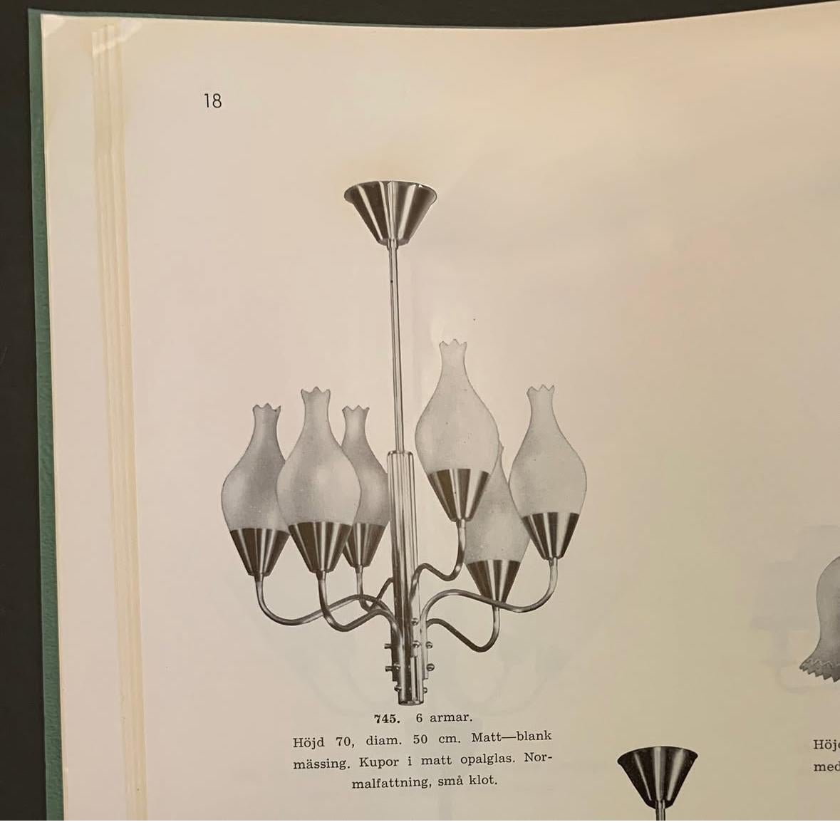 Eccezionale lampadario a sei bracci di Edvard Hagman, ottone e vetro opalino, Svezia, 1956 in vendita 6