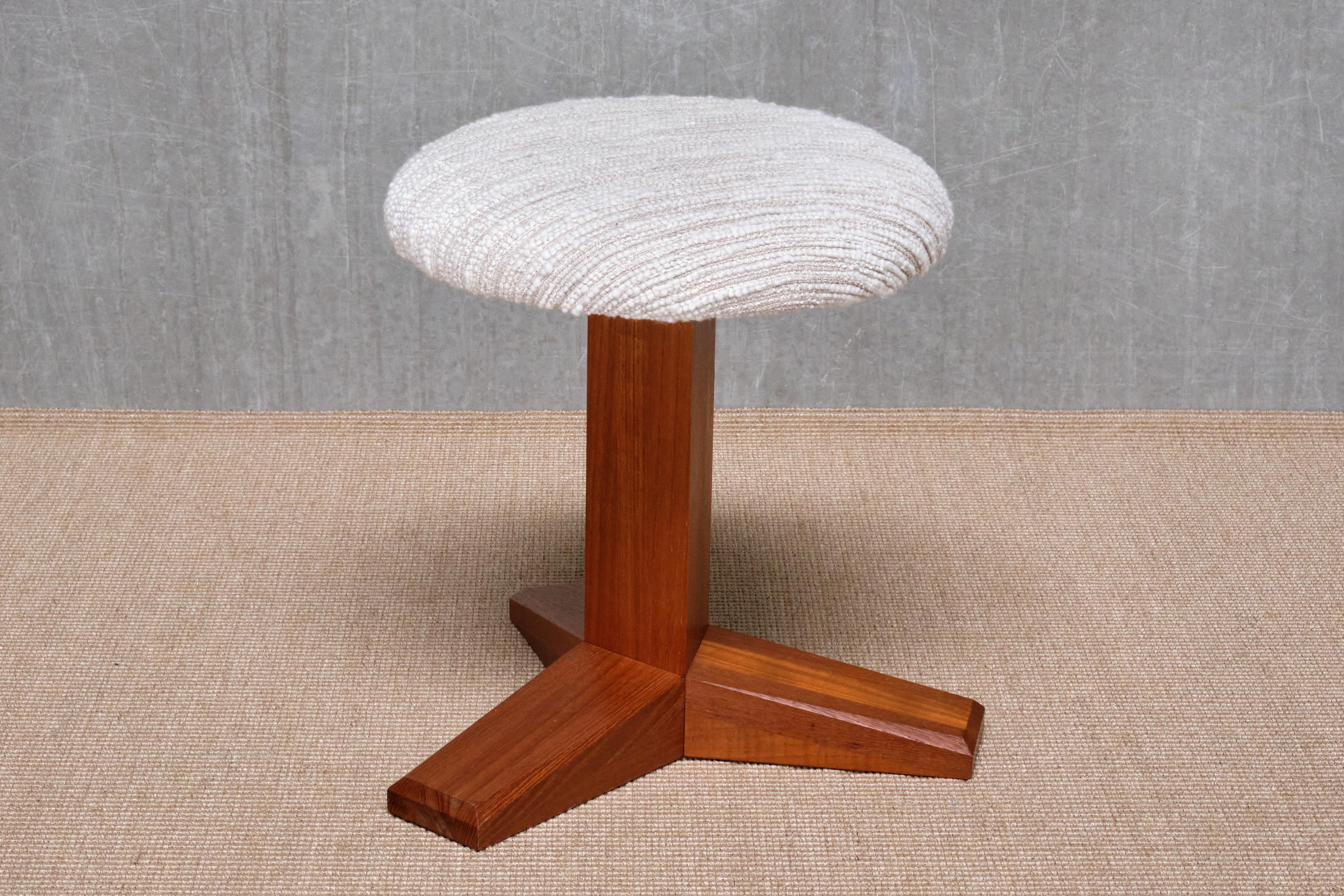 Tabouret moderne danois à trois pieds en teck massif et lelièvre bouclé, années 1950 en vente 4