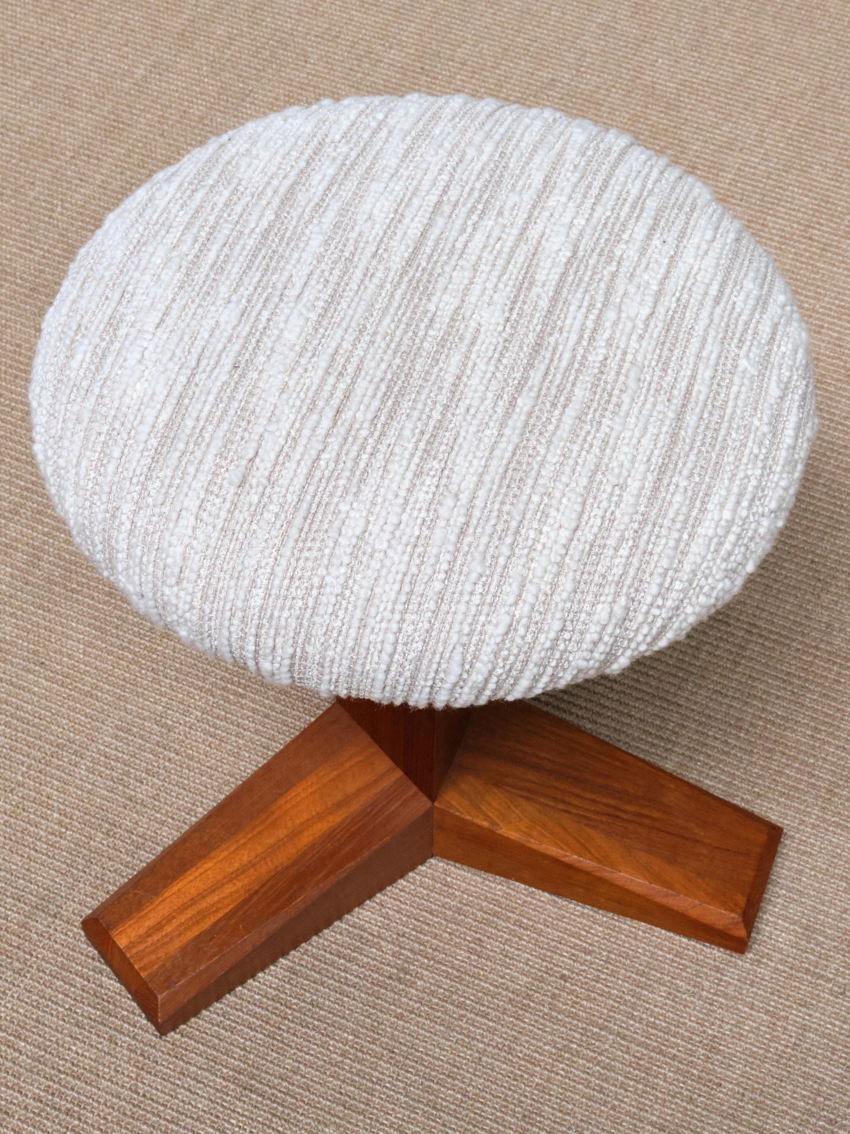 Tabouret moderne danois à trois pieds en teck massif et lelièvre bouclé, années 1950 en vente 1