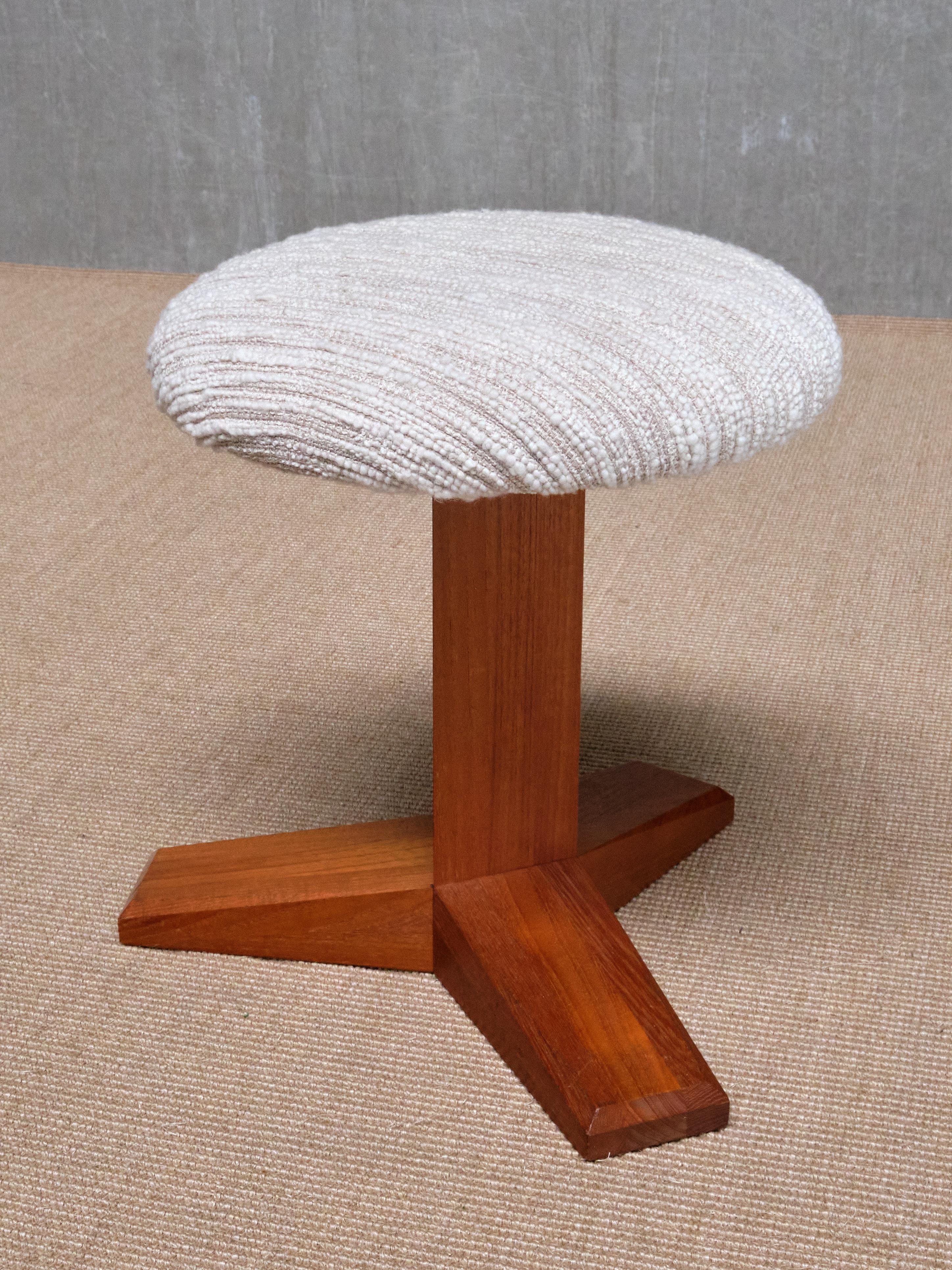 Tabouret moderne danois à trois pieds en teck massif et lelièvre bouclé, années 1950 en vente 2