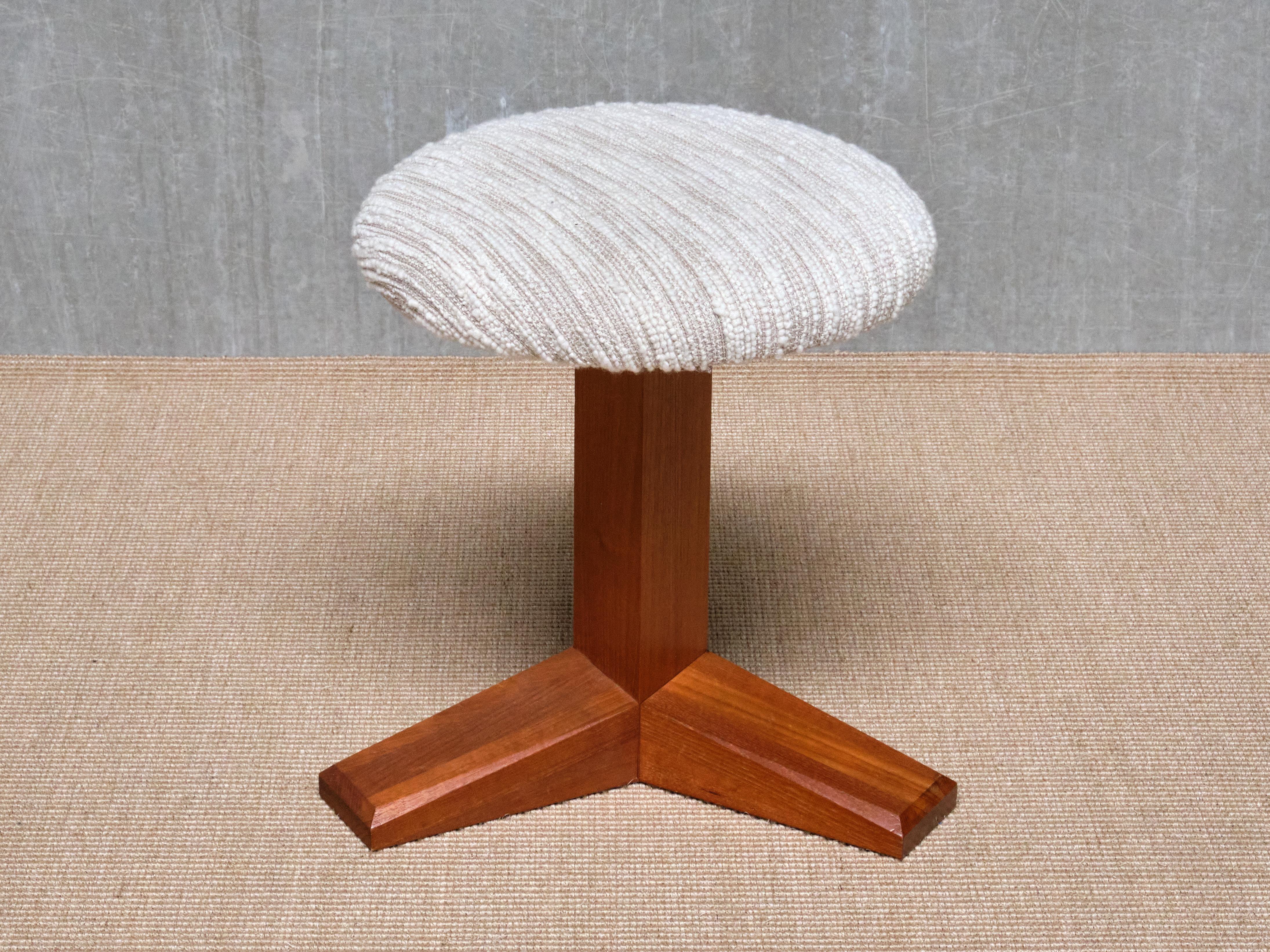 Ce tabouret sculptural à trois pieds a été conçu et fabriqué au Danemark dans les années 1950. Il présente une base architecturale et géométrique composée de trois pieds angulaires et effilés qui rayonnent à partir d'une colonne centrale