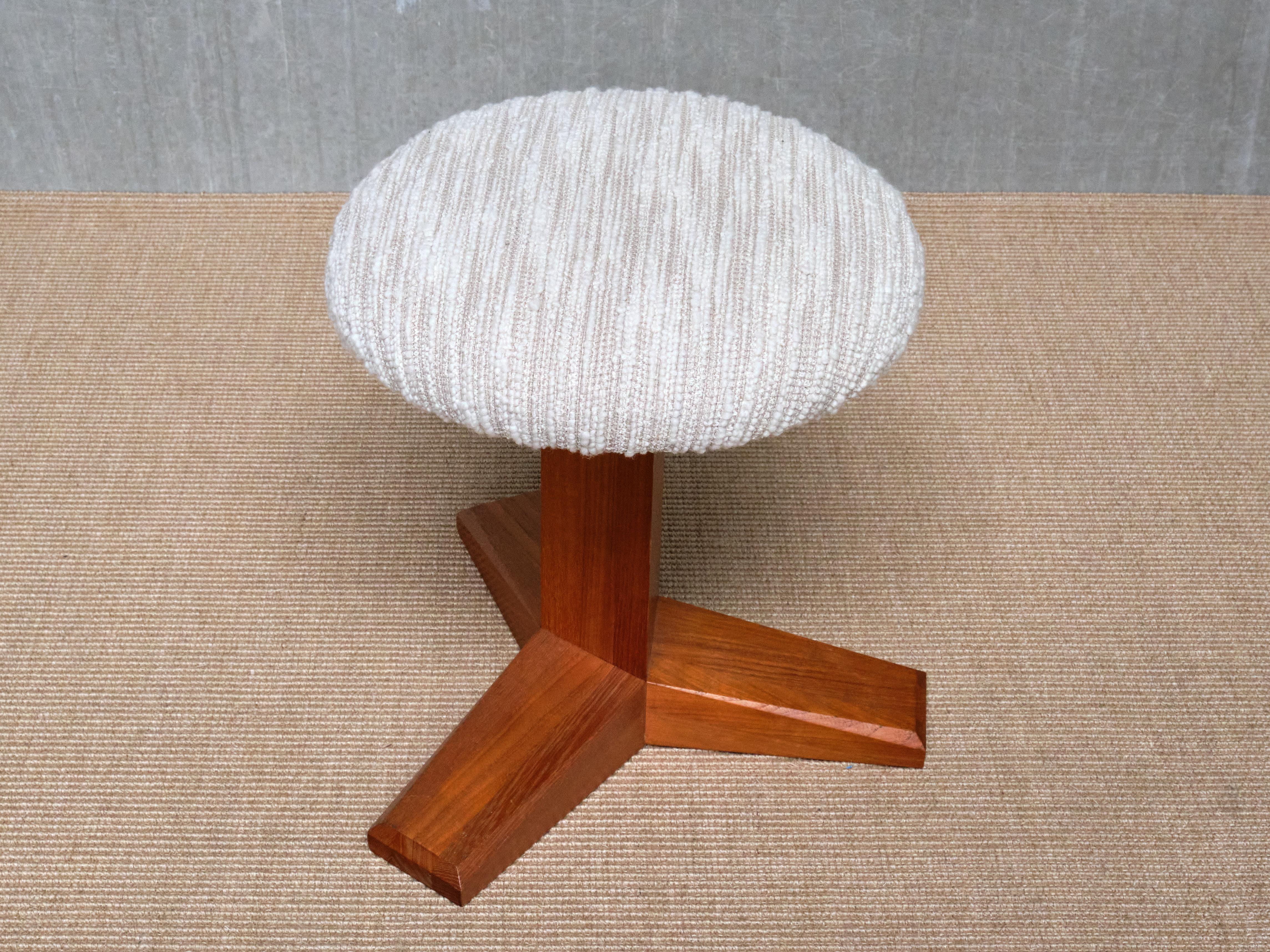 Danois Tabouret moderne danois à trois pieds en teck massif et lelièvre bouclé, années 1950 en vente