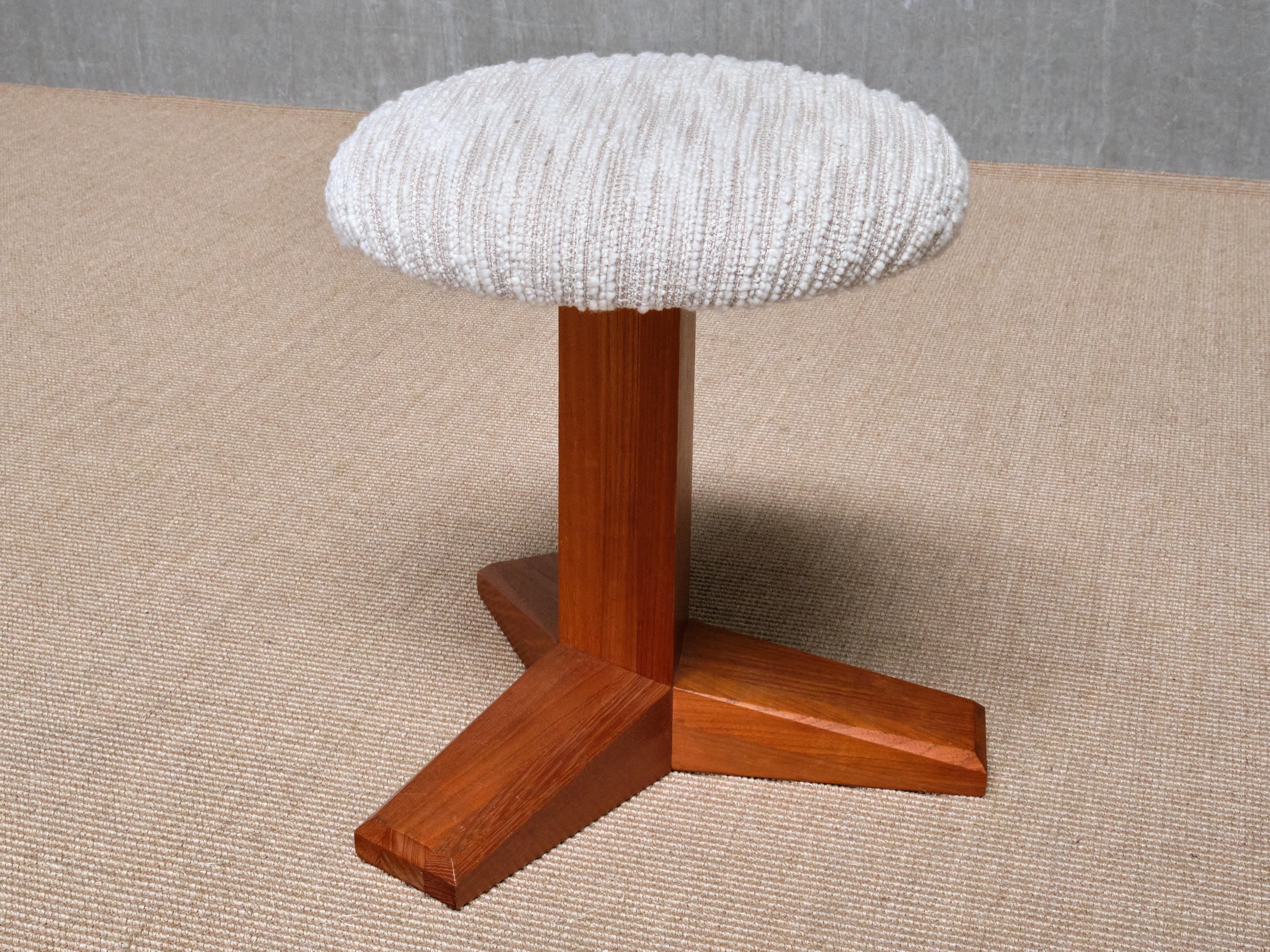 Milieu du XXe siècle Tabouret moderne danois à trois pieds en teck massif et lelièvre bouclé, années 1950 en vente