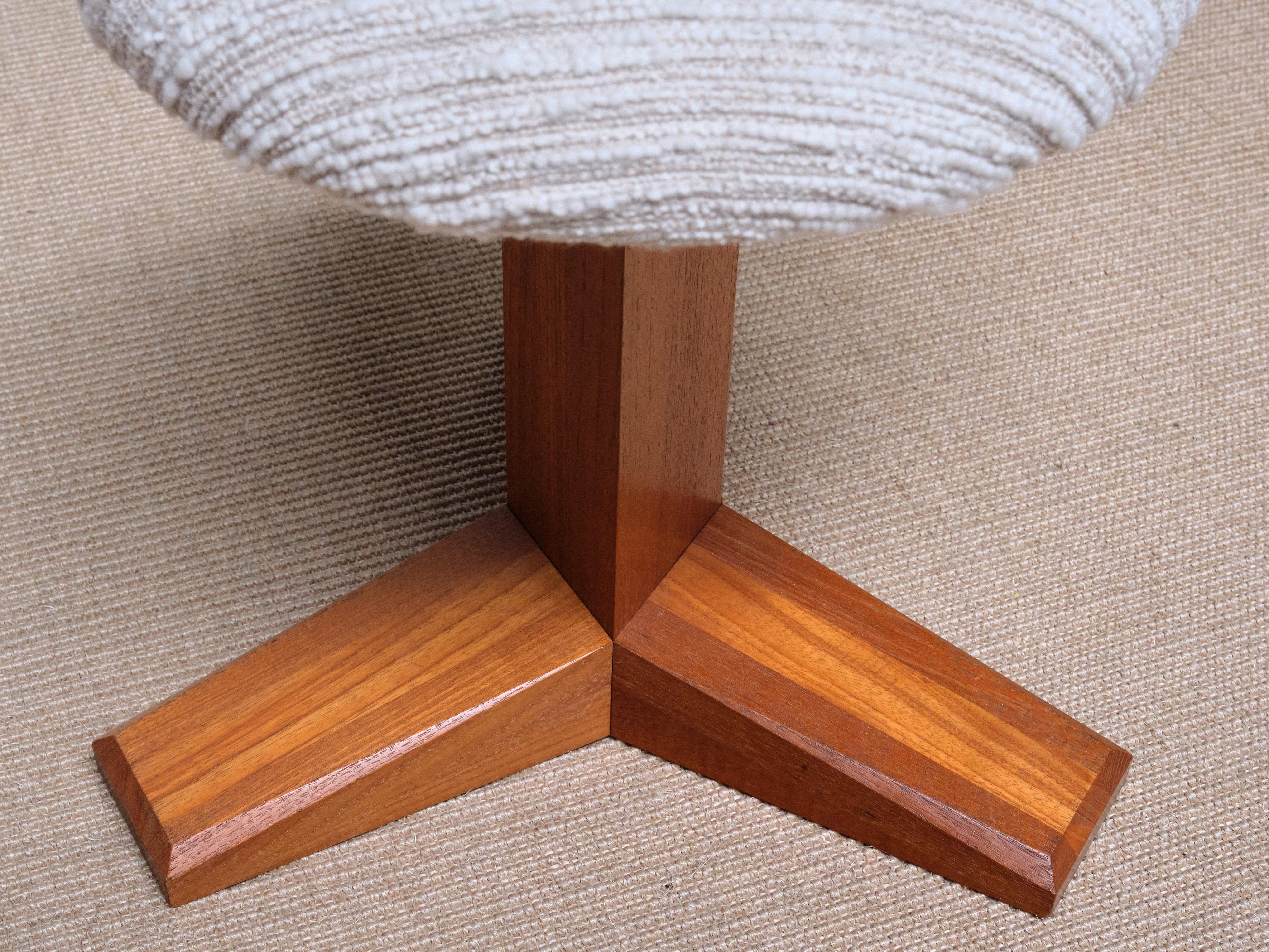 Tissu Tabouret moderne danois à trois pieds en teck massif et lelièvre bouclé, années 1950 en vente