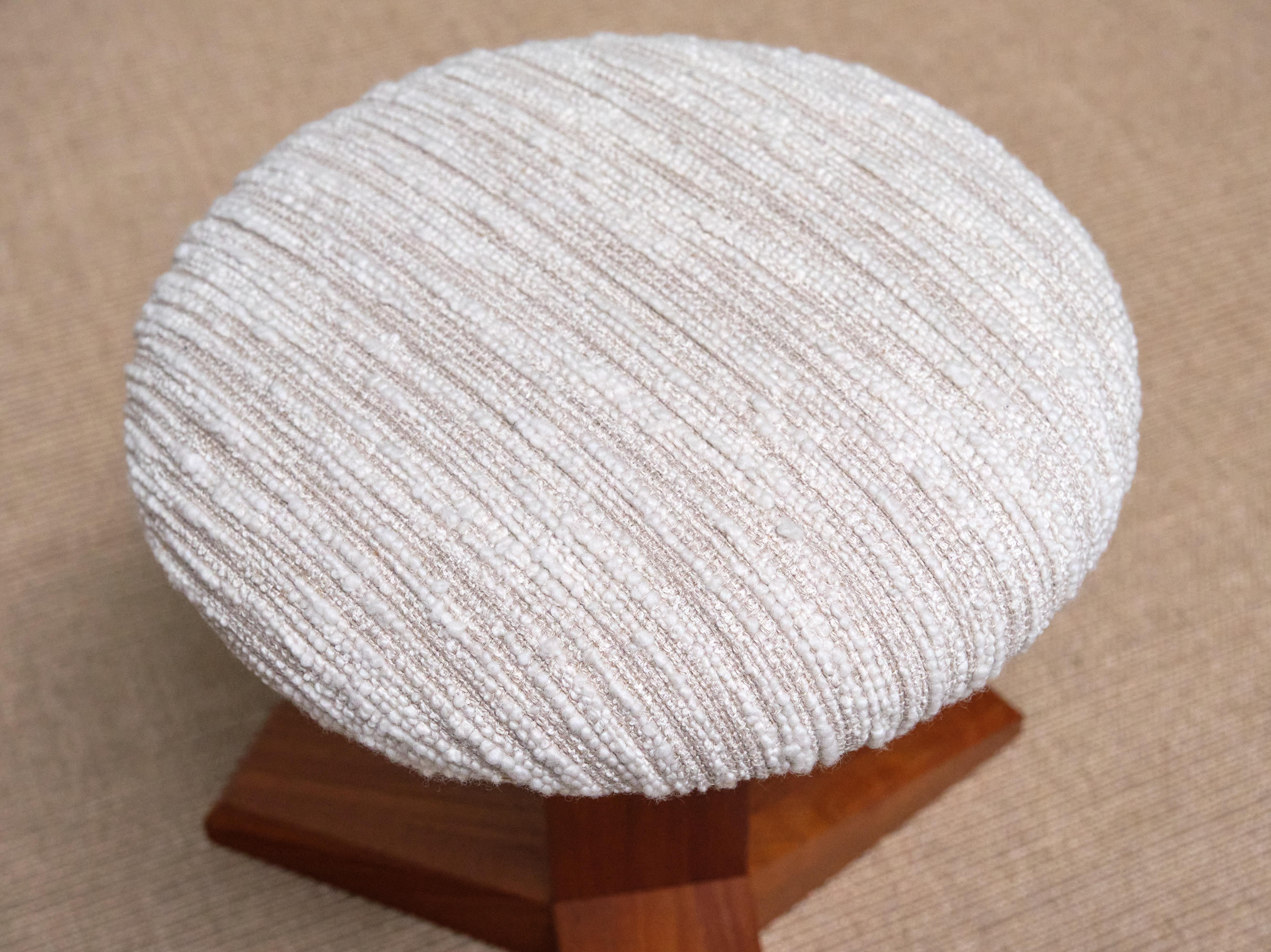 Tabouret moderne danois à trois pieds en teck massif et lelièvre bouclé, années 1950 Bon état - En vente à The Hague, NL