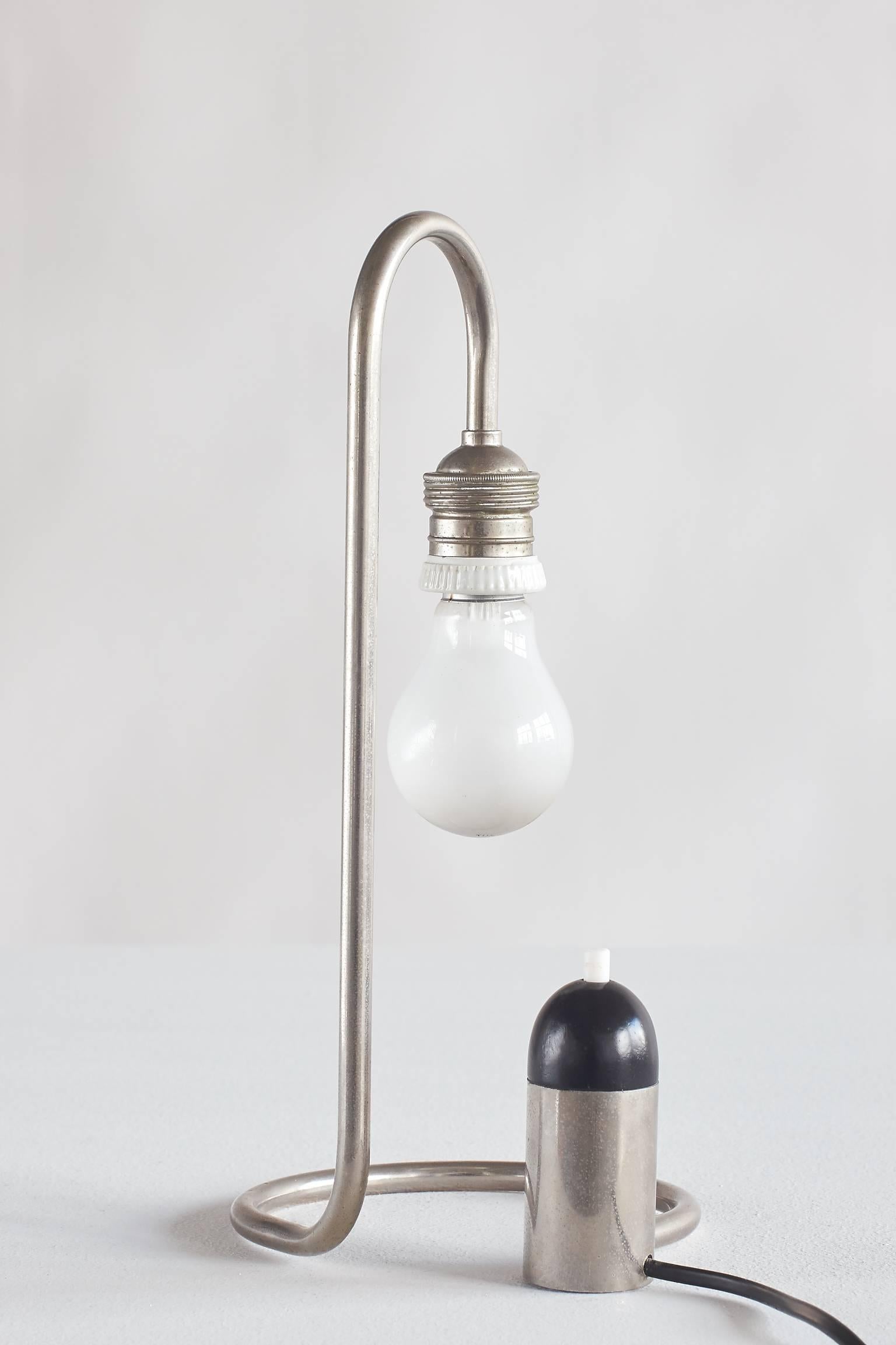 An important example of perfect simplicity, this lamp was designed by Sybold van Ravesteyn in 1926. Made of chrome-plated steel, this particular lamp is one of the rare 50 pieces van Ravesteyn allowed to be re-issued in 1979 by the small-scale