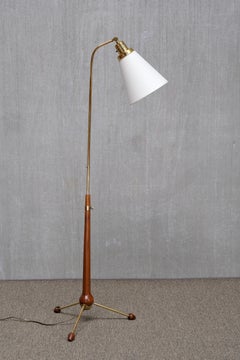 Lámpara de pie de Hans Bergström, de latón y olmo, modelo 547, Ateljé Lyktan (Suecia), década de 1940