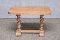Table d'appoint de style baroque suédois en chêne cérusé, avec pieds torsadés en forme d'épi d'orge, début des années 1920