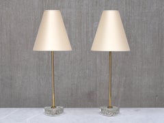 Paire de lampes de table suédoises modernes de style EAE, en laiton, verre et soie Pierre Frey, années 1950