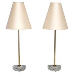 Paire de lampes de table suédoises modernes de style EAE, en laiton, verre et soie Pierre Frey, années 1950