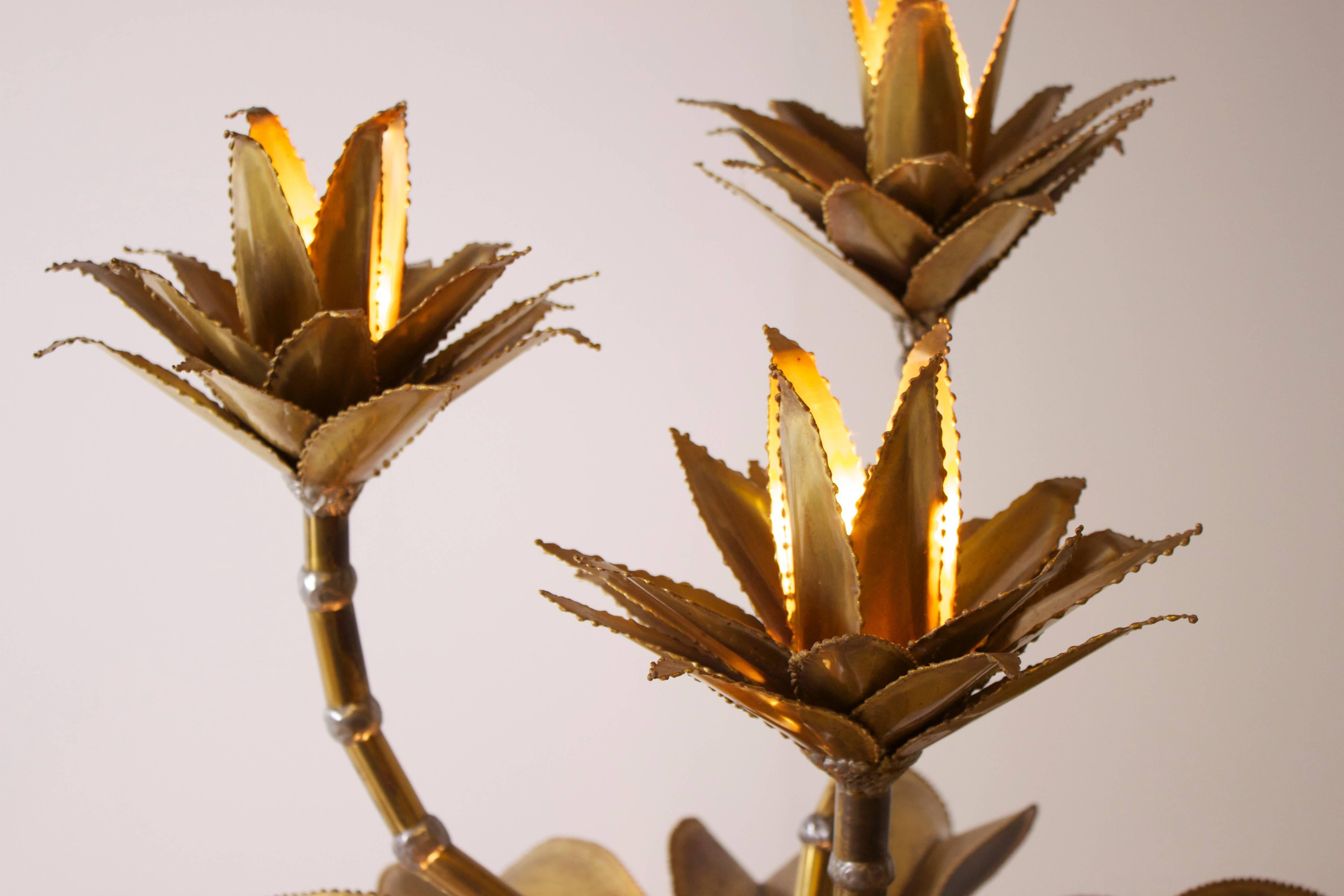 Mitte des Jahrhunderts Hollywood Regecy Messing Maison Jansen Leuchte Tischlampe mit Blumenblättern (20. Jahrhundert) im Angebot
