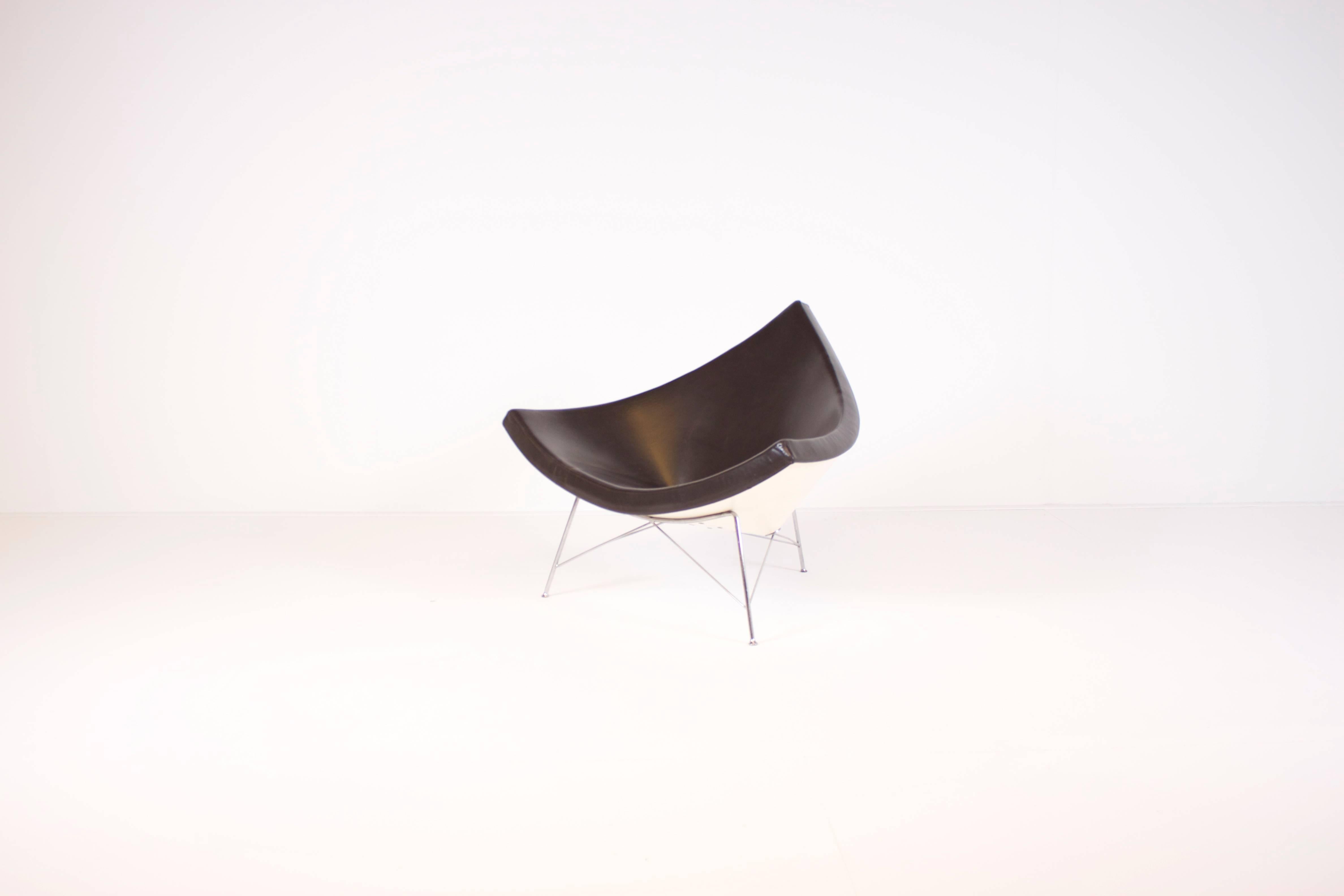 Brown leather coconut chair in very good condition.

Design: George Nelson.

Manufacturer: Vitra.

Upholstery: Dark brown leather.

Base: Chrome.

Shell: White fiberglass.

Marked: Vitra.

If you have any questions, please feel free to