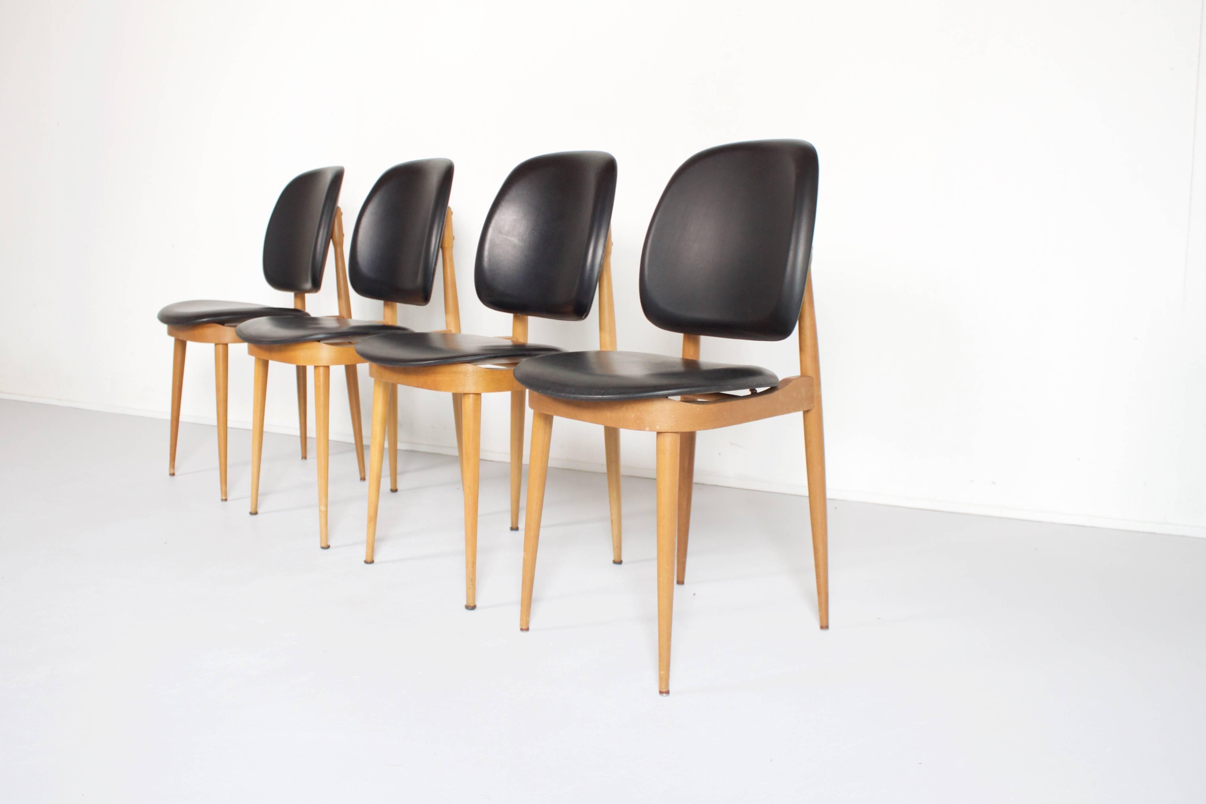 Beautiful set of four side chairs

Frame: Maple.

Upholstery: Naugahyde.

From now on all large and fragile overseas transports from Cadmium will be handled by the Tramo Group.

Tramo is the industry leader in the international distribution of