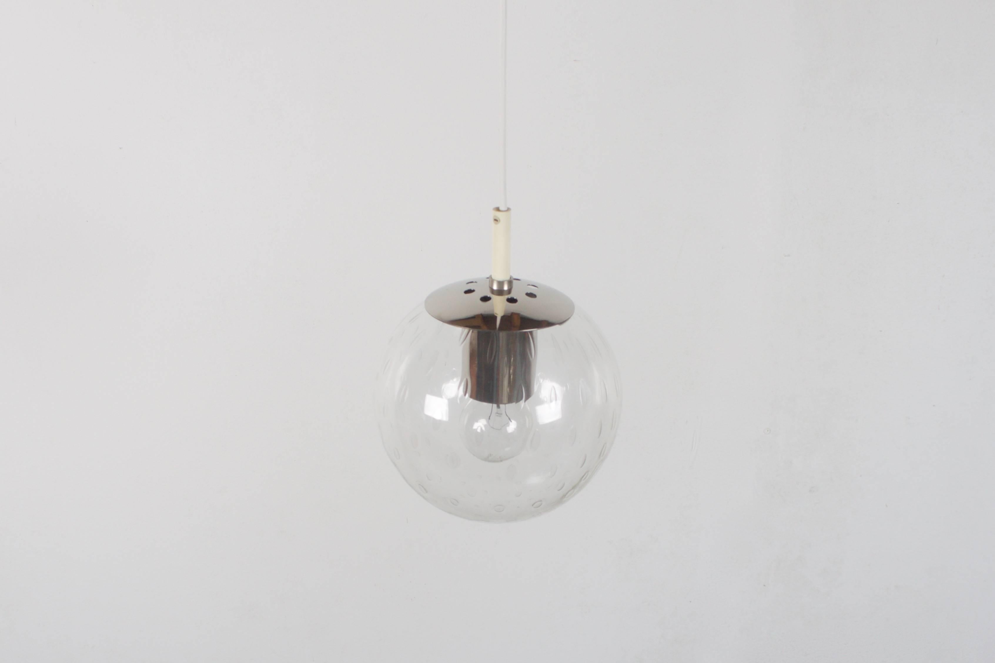 Small ‘Light-drops’ Pendant by RAAK Amsterdam in very good condition.

Six available.

Handblown glass 18 cm. (7 Inch) globe with a teardrop pattern trapped inside the glass. 

The pattern in the globes creates a spectaculair effect when