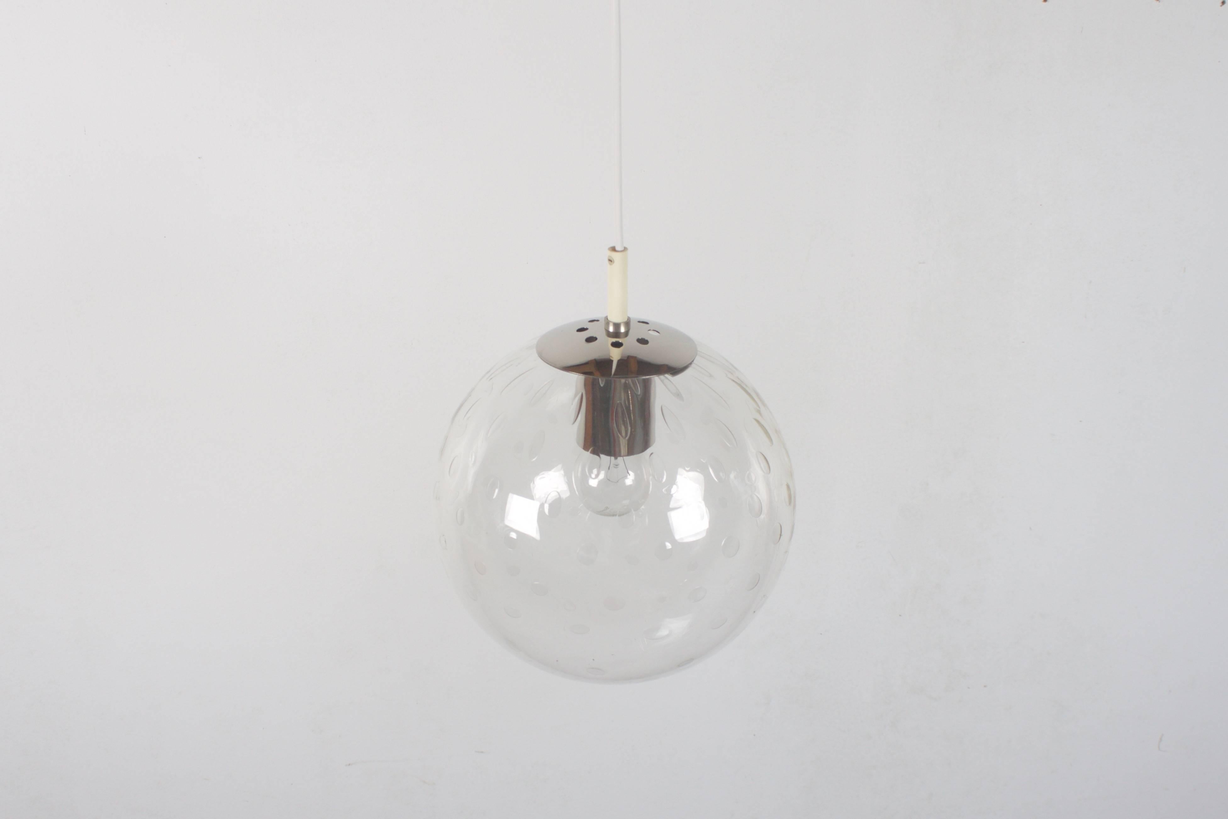 Beautiful ‘Light-drops’ pendant by RAAK Amsterdam in very good condition.

Six available. 

Handblown glass 25 cm. (9.85 Inch) globe with a teardrop pattern trapped inside the glass. 

The pattern in the globes creates a spectacular effect when