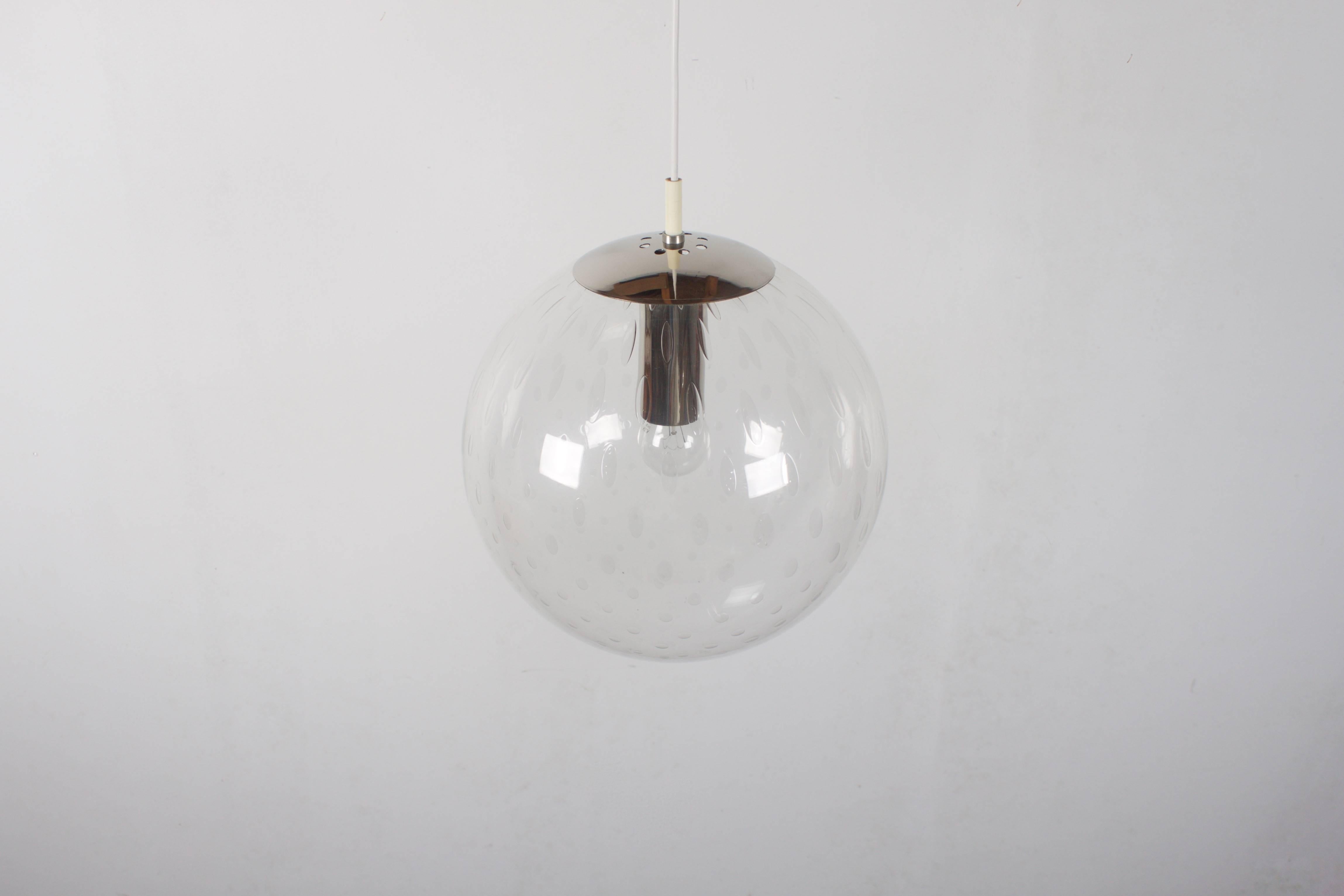 Large ‘Light-drops’ Pendant by RAAK Amsterdam in very good condition.

Four lamps available.

Handblown glass 35 cm. (13.78 Inch) globe with a teardrop pattern trapped inside the glass.

The pattern in the globes creates a spectaculair effect when