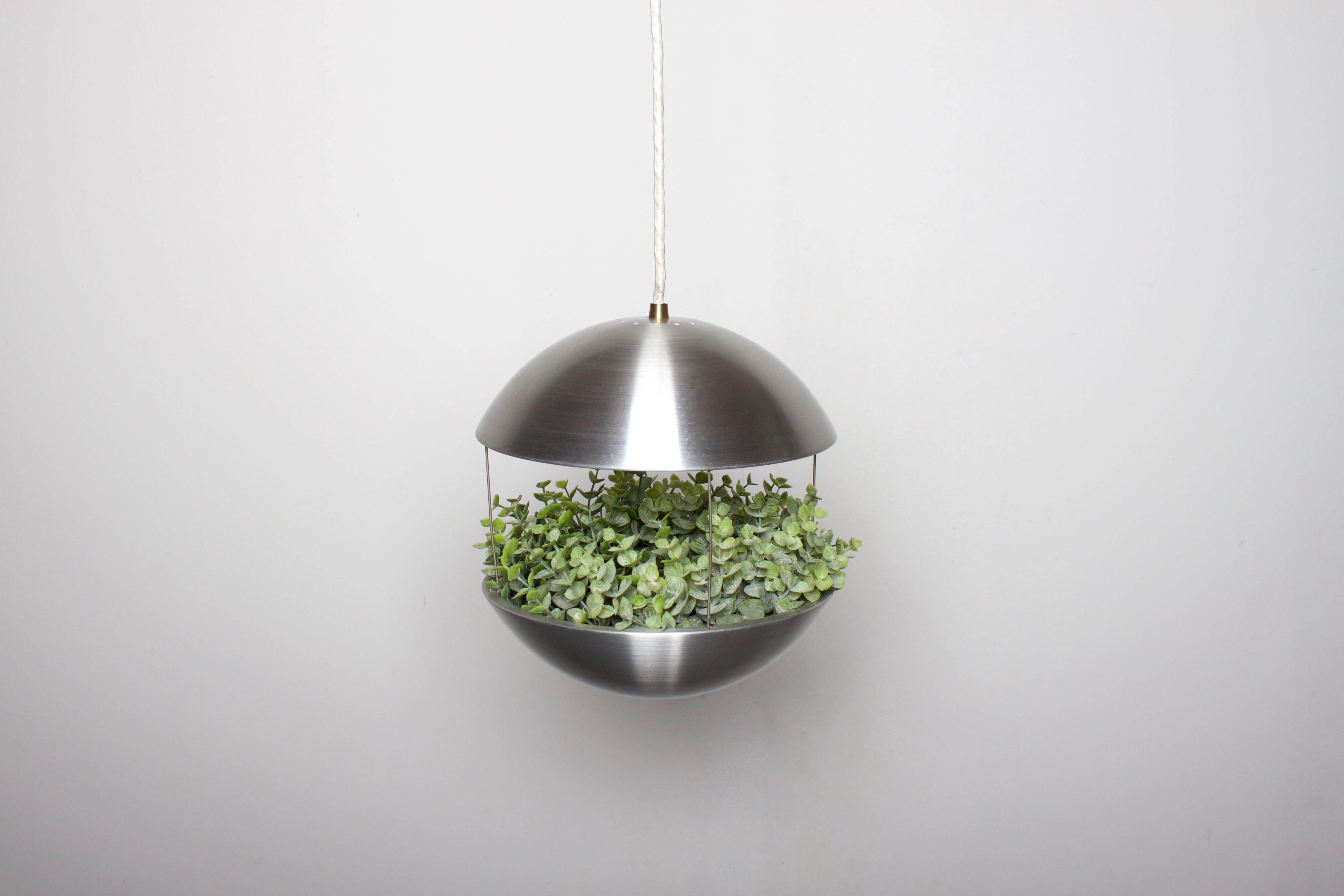 Aluminium RS25 flowerpot lamp by Poul Cadovius in very good condition.

Manufactured by HF Belysning in 1968.

Two aluminium halves, the lower halve can be used as a flowerpot while the upper halve holds the lightbulb. 

Poul Cadovius designed