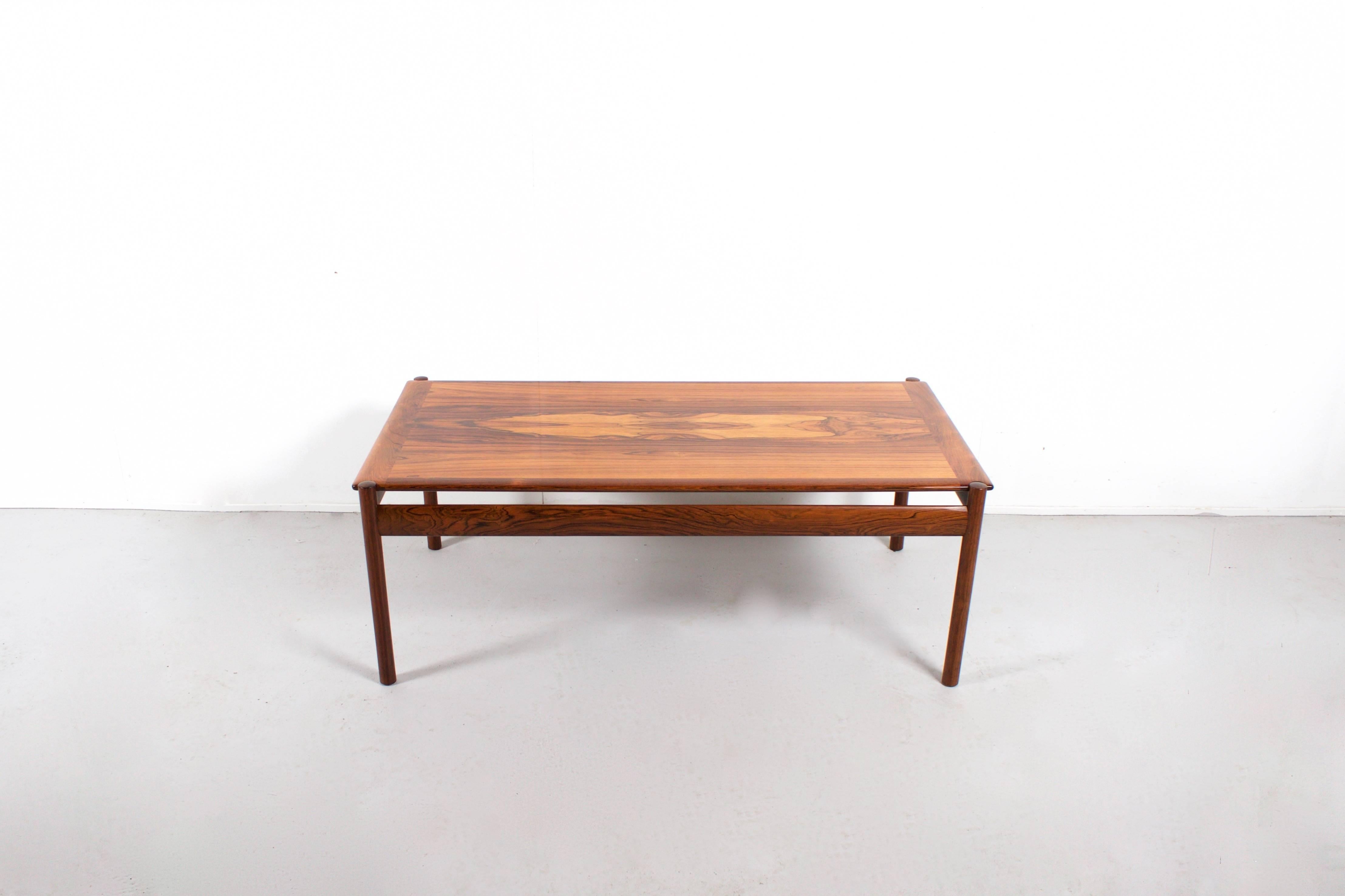 Stunning Sven Ivar Dysthe Coffee Table in solid wood.

This table is part of the high quality 1001 series made by Dokka Møbler, Norway.

The top in solid rosewood shows a beautiful grain and is finished with a high gloss lacquer.

The wooden