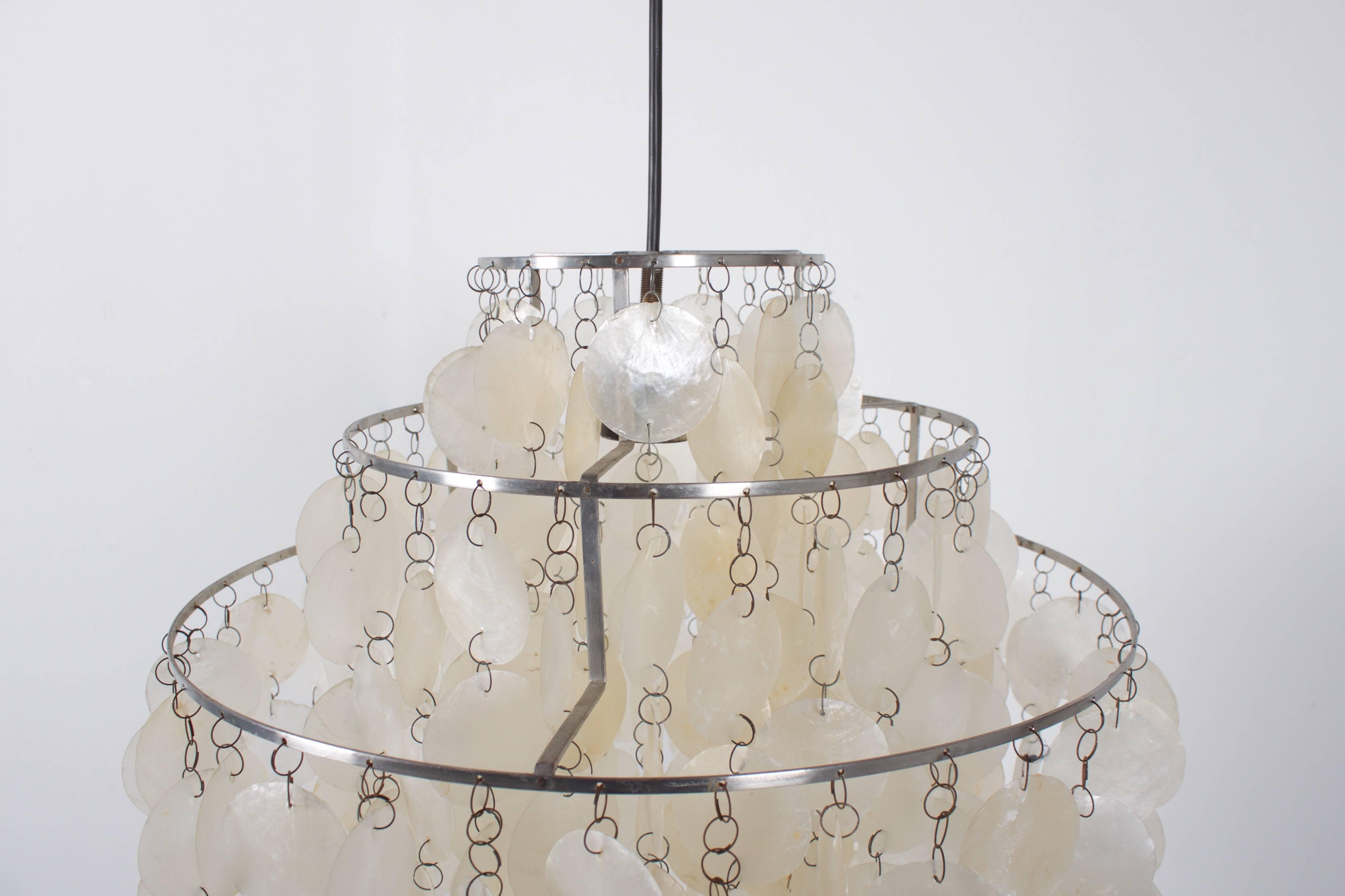 Verner Panton Fun 1DM chandelier in original condition.

Manufactured by J. Lüber in basel.

The metal frame holds the shell plates that create a beautiful light effect. 

Rewired

Drop can be modified on request.

If you have any