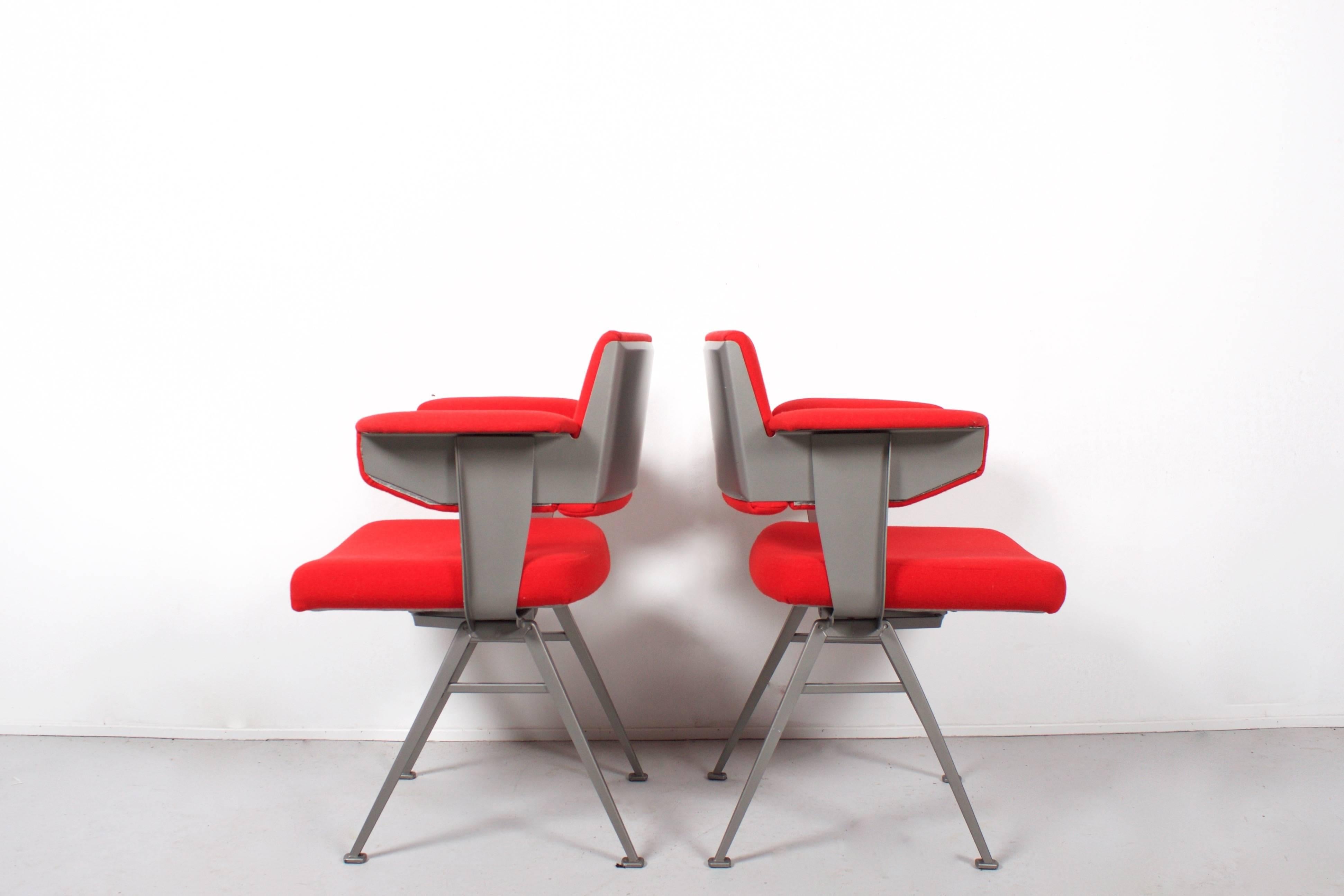 Set of Ahrend de Cirkel ‘Resort’ chairs.

Designed by Friso Kramer in the 1960s 

Frame made of lacquered steel.

Upholstered in a bright red Kvadrat Tonus fabric.

Very comfortable chairs with a Industrial look.

From now on all large and fragile