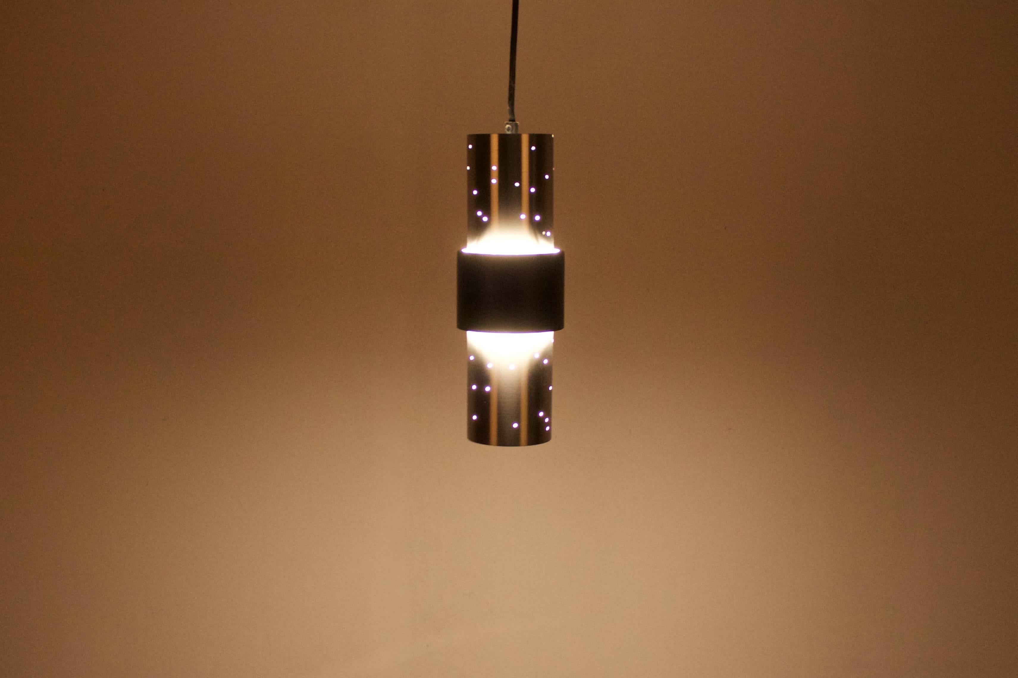 Ciondoli RAAK Amsterdam in alluminio degli anni '70 in ottime condizioni.

Nuovo vecchio stock!

Quattro articoli disponibili

La lampada è composta da due tubi di alluminio perforati collegati da un anello nero piatto.

I piccoli fori nei