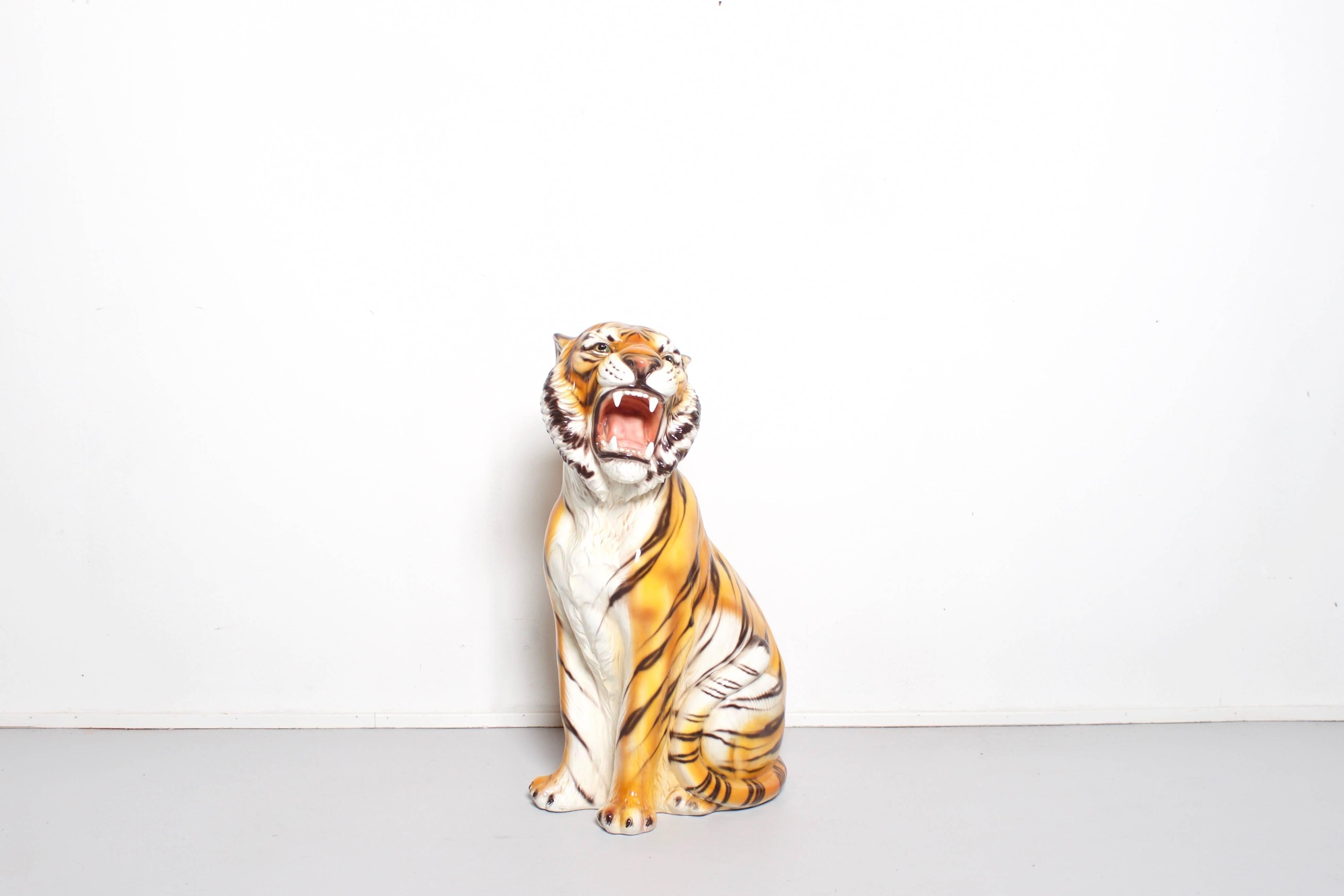 Stunning vintage tiger statue with a very realistic expression and vibrant colors.

This Tiger is handprinted and made in Italy in the 1960s

On the bottom of the statue it is stamped ‘hand painted, made in Italy’

This statue is in very good