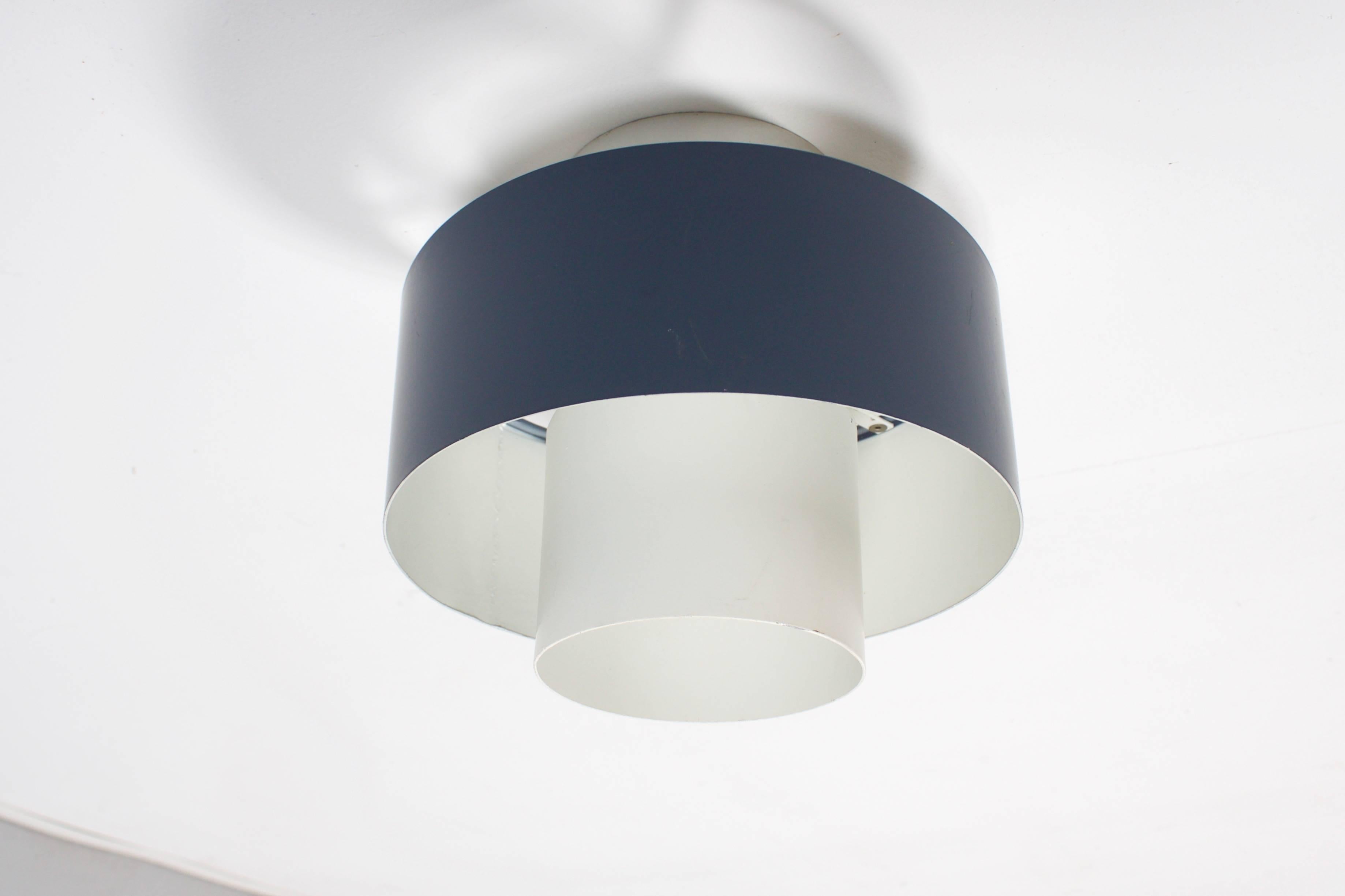 Très belles appliques industrielles / montures encastrées par Philips Eindhoven 

Design : Louis Kalff

La lampe se compose de 3 anneaux métalliques, deux laqués blancs et un plus grand laqué gris.

3 lampes disponibles.

Peut être vendu à