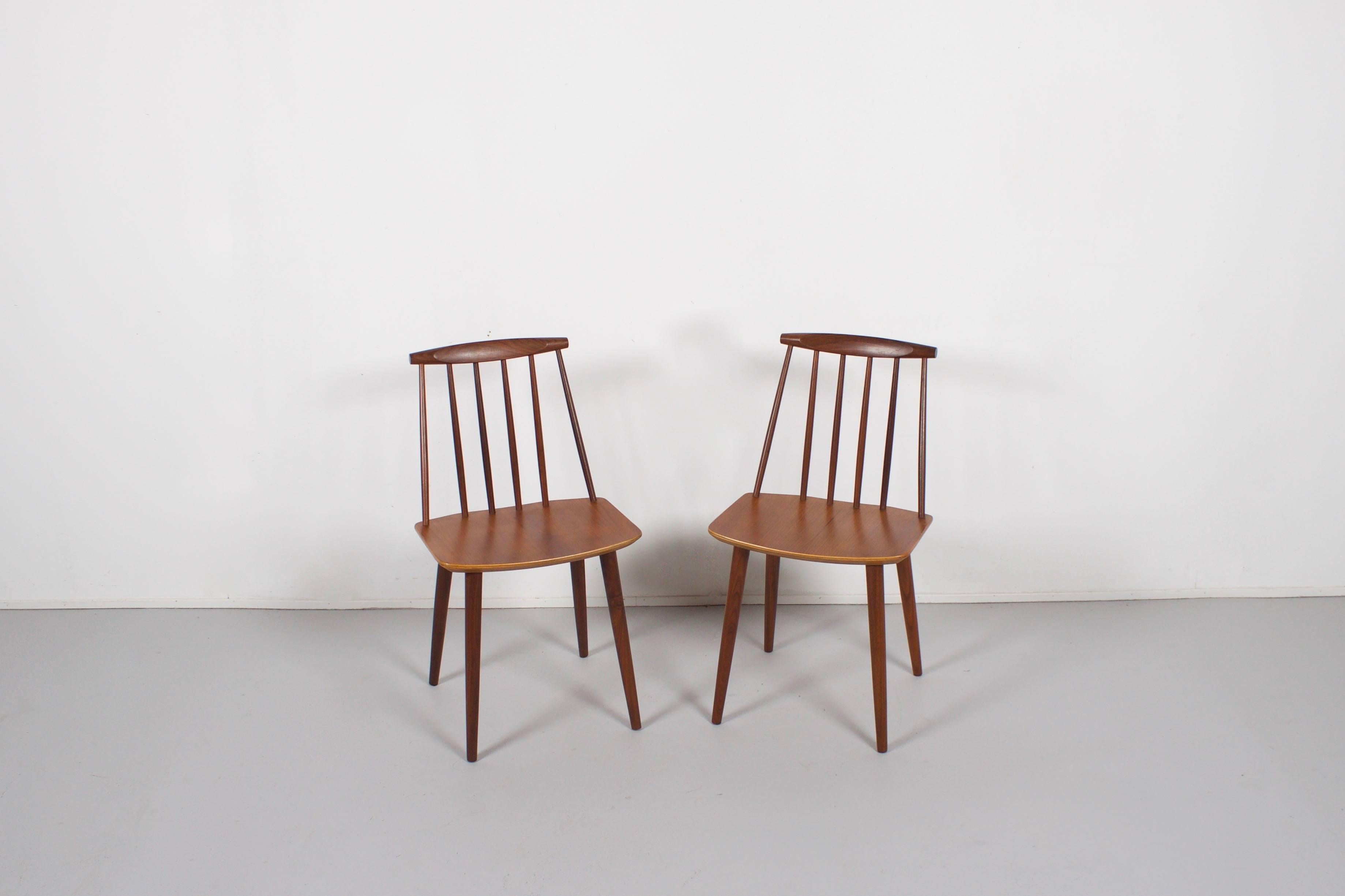 Paire de chaises Folke Palsson J77 en teck pour FDB Møbelfabrik Bon état - En vente à Echt, NL
