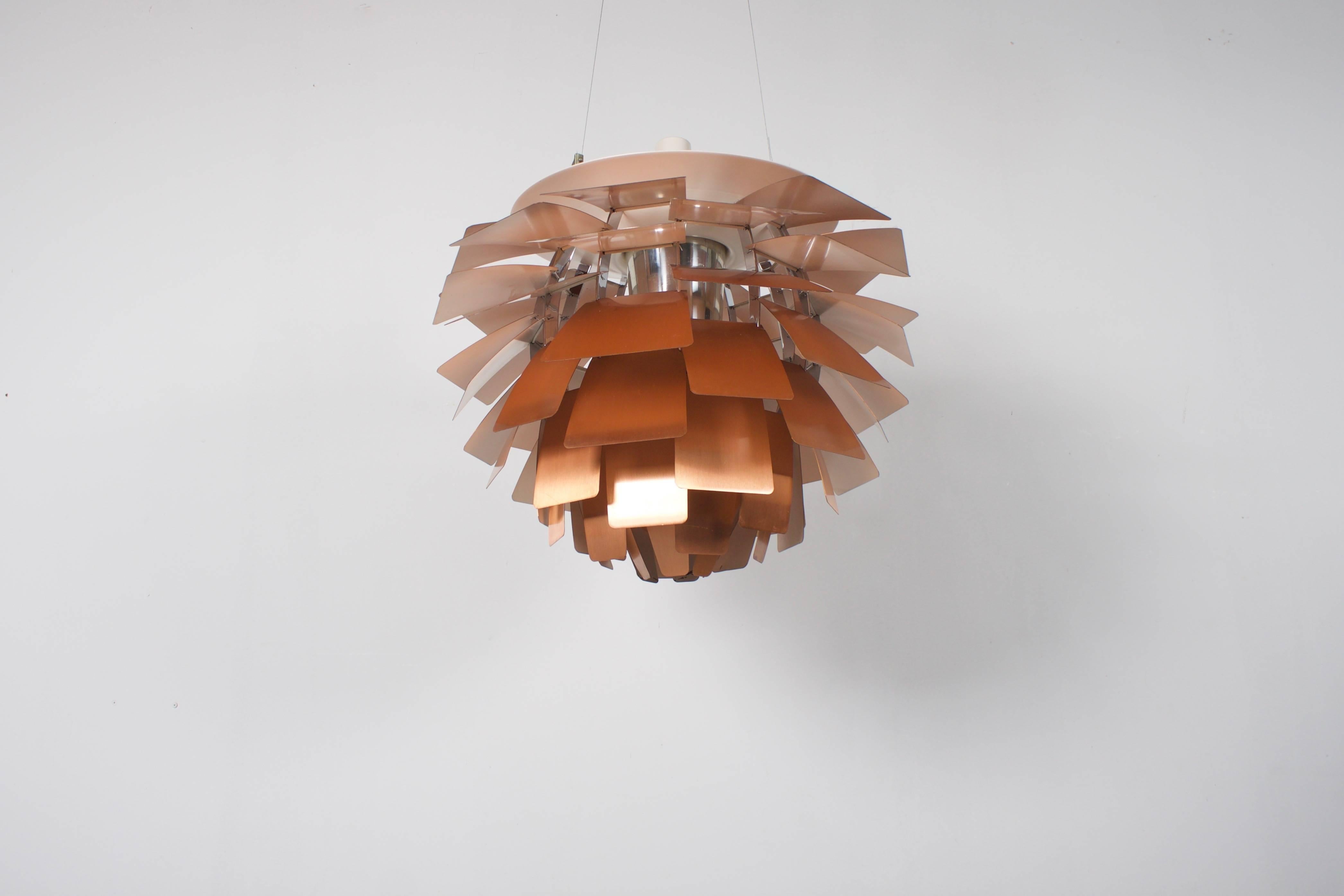 Beautiful original copper Artichoke pendant in very good condition from the 1970s 

Designed by Paul Henningsen in 1958 for the Langelinie Pavillonen in Copenhagen.

Manufactured by Louis Poulsen.

The fixture provides a 100% glare-free light.
