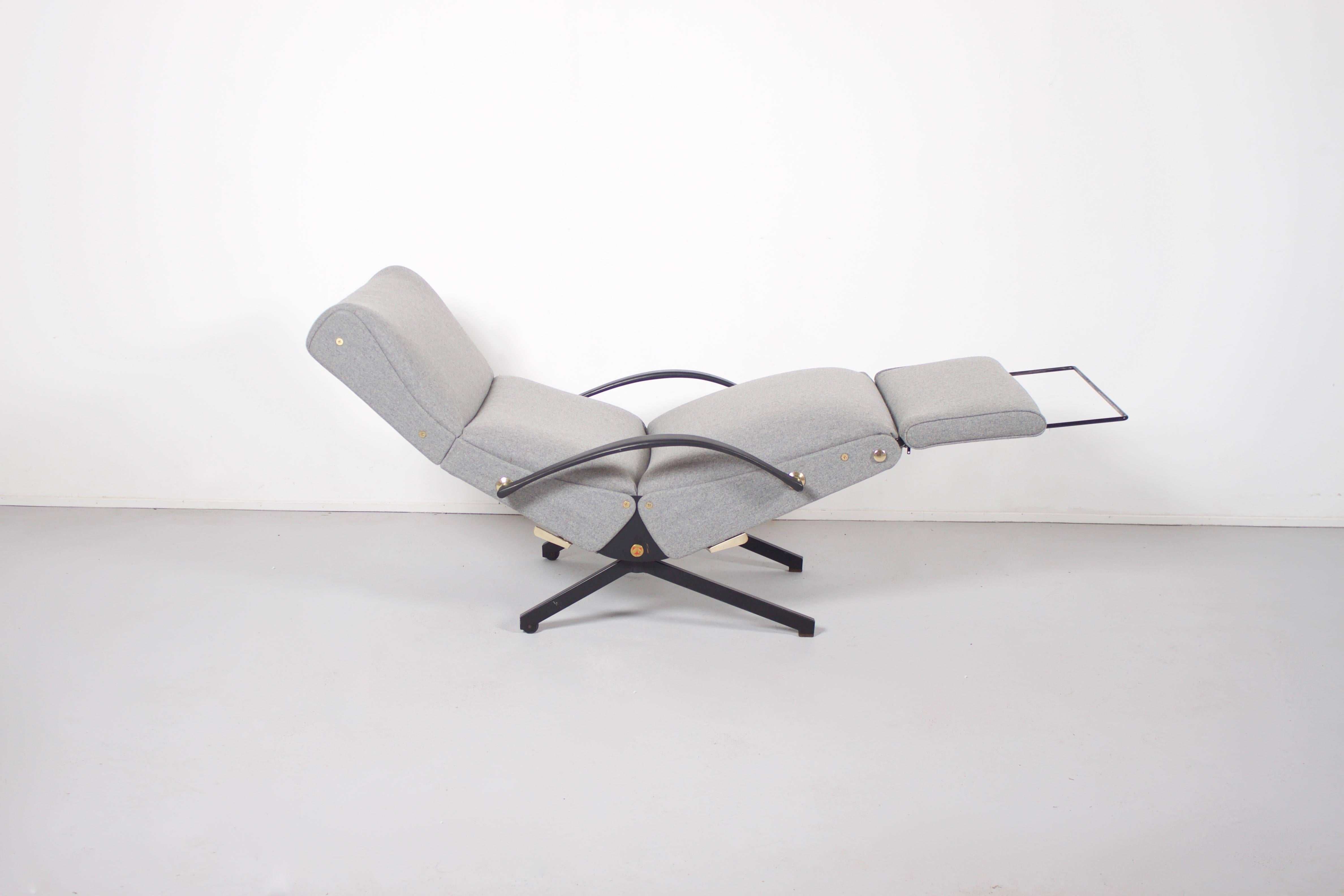 Beautiful P40 lounge chair by Osvaldo Borsani in very good condition.

Designed in 1954 for Tecno

The foam has been replaced and the chair has been reupholstered in a grey Divina fabric.

Black metal base with brass handles and