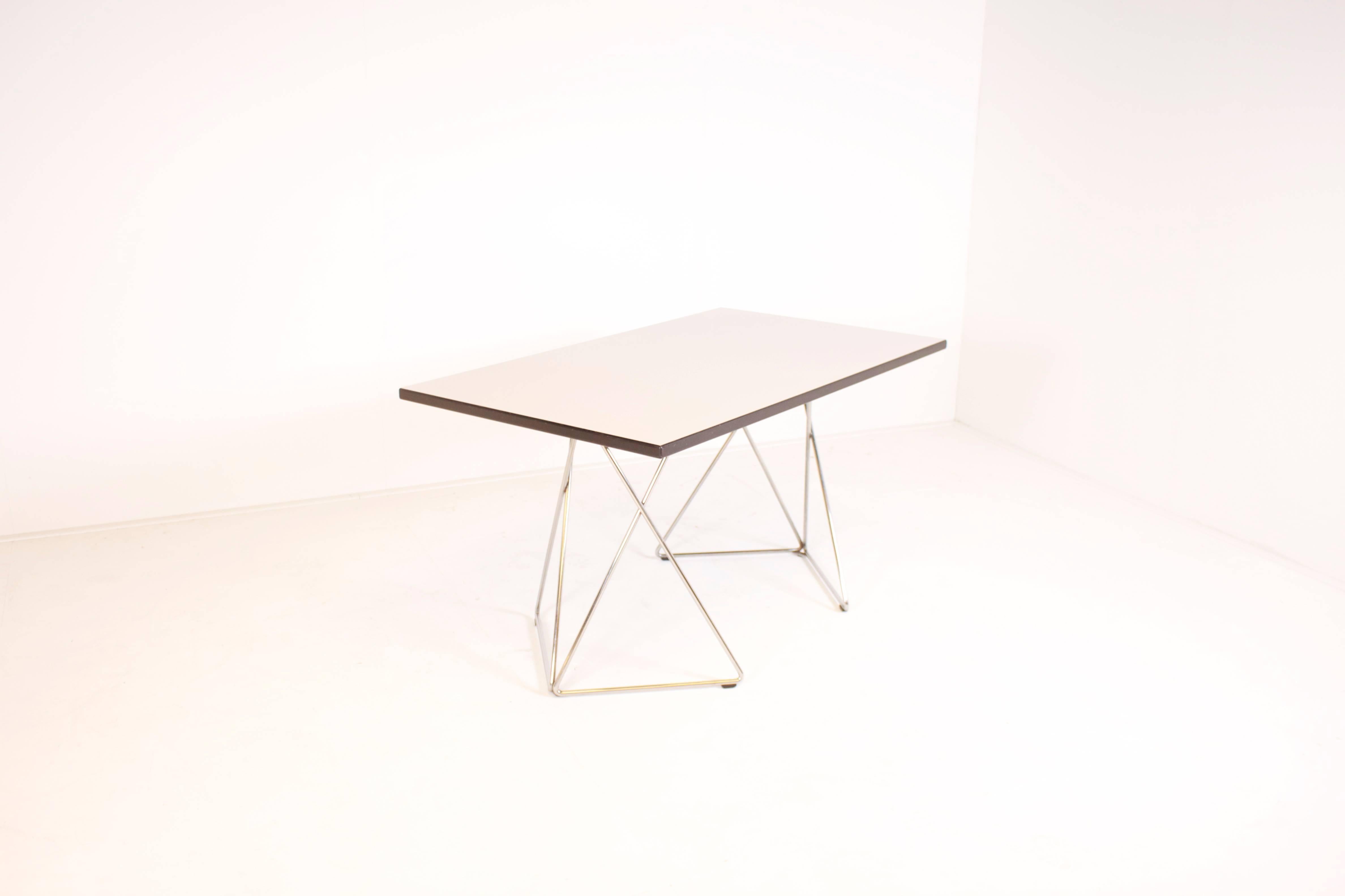 Very nice Thonet Formica table.

This table is ideal as a compact dining table or writing desk.

Marked with manufacturers label.

Chromed metal Eiffel base.

Light grey Formica top with a black lacquered wooden rim.

Goes very well with Charles