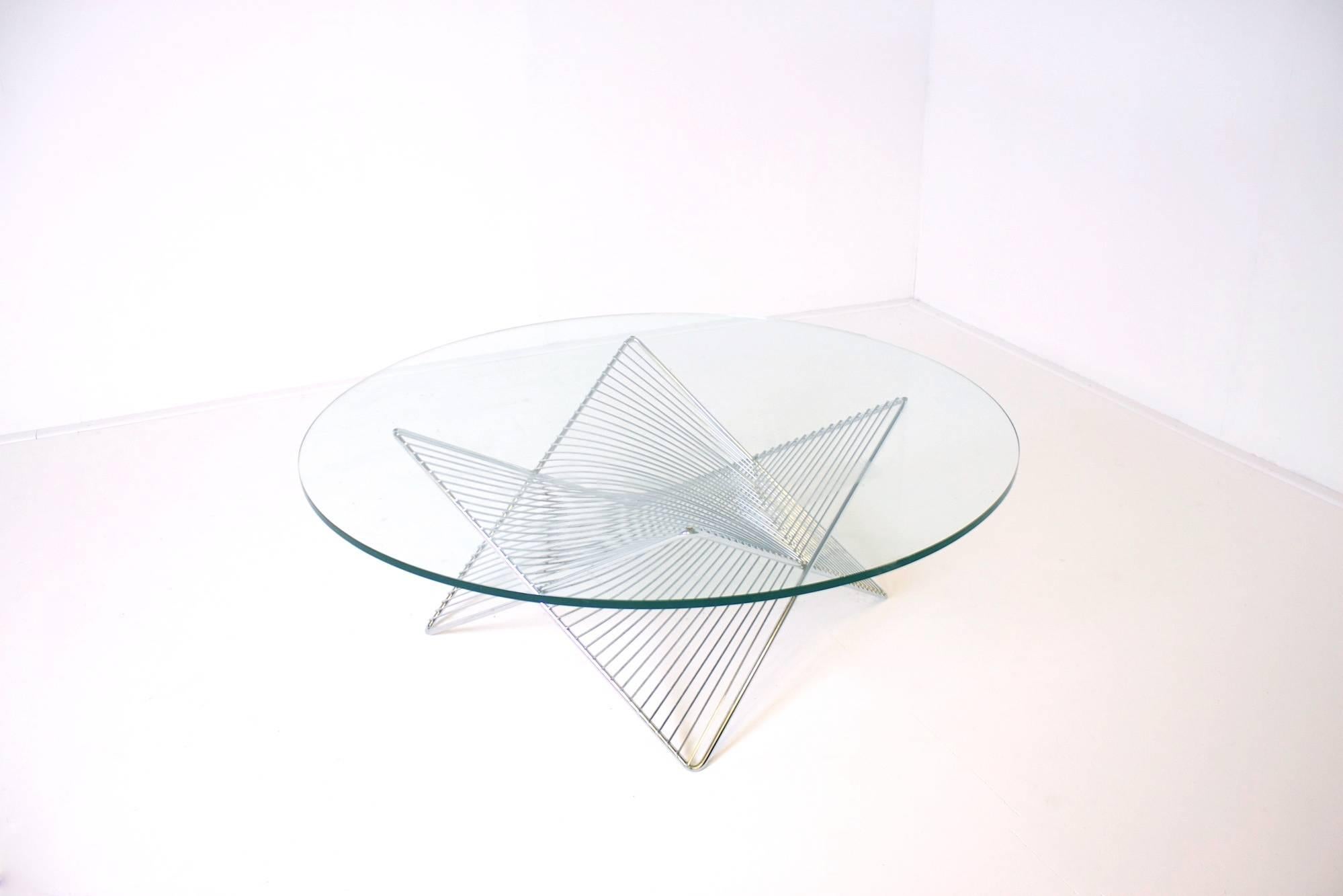 Rare graphic coffee table in excellent condition.
 
Thick glass top.
 
Base formed by crossed chrome rods which give a beautiful effect.

This table is in excellent condition.

From now on all large and fragile overseas transports from Cadmium will