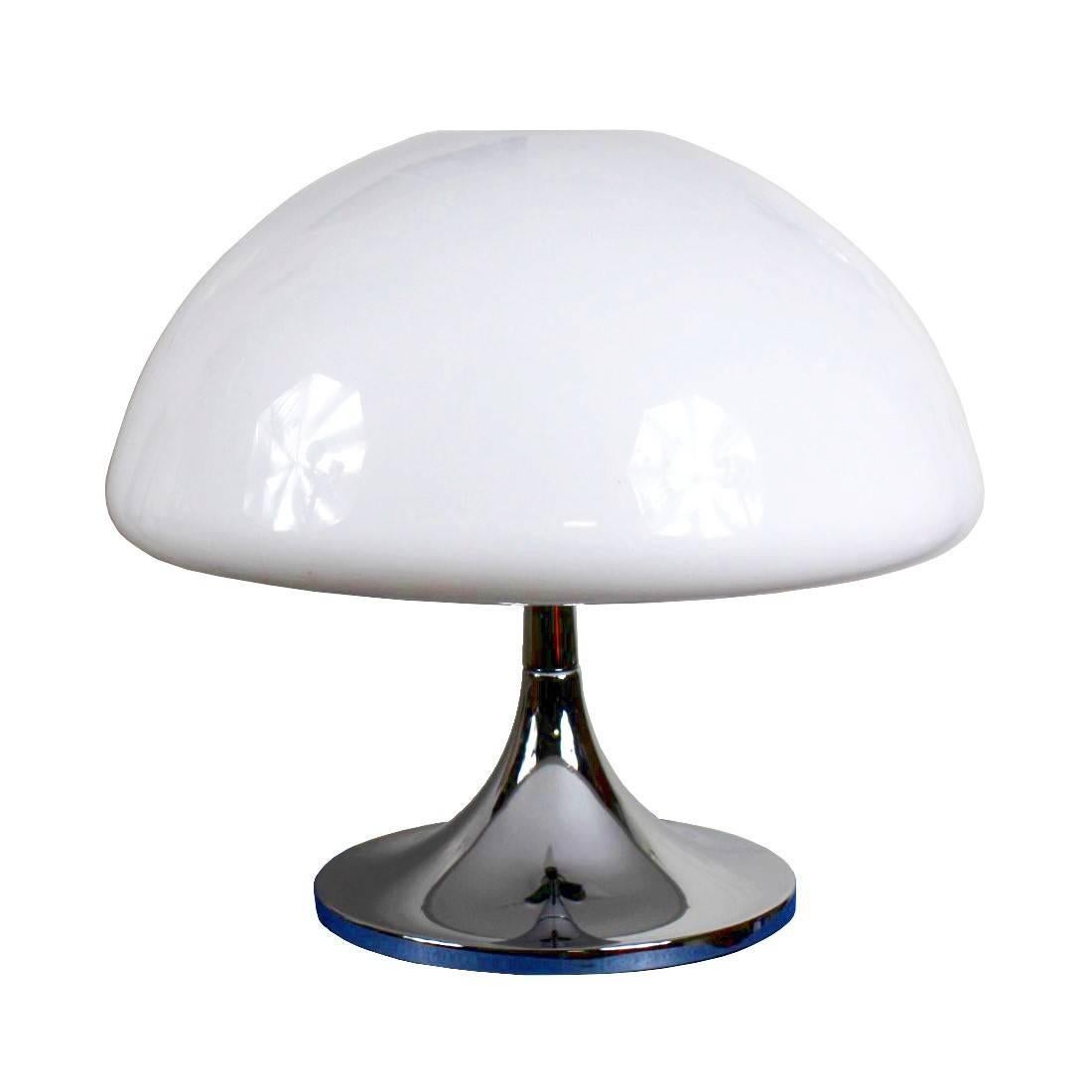 Large table lamp made in the 1970s by iGuzzini in Italy. The lamp is made from chrome-plated metal tulip base and white plastic shade. Excellent original condition.