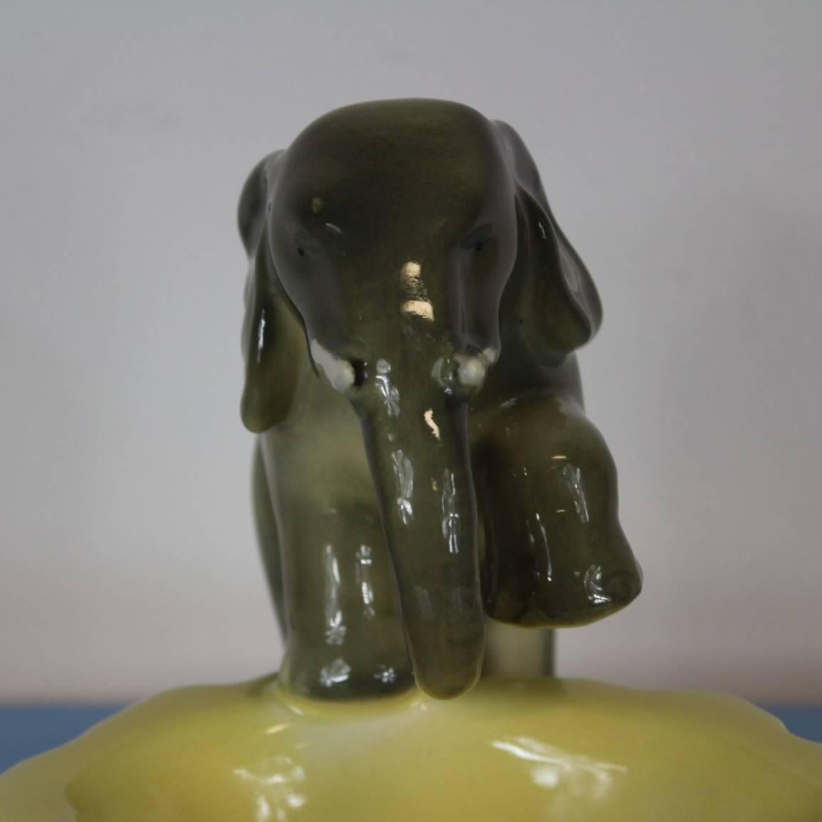 Bowl with elephant sculpture made in the 1930s in Trnovany, Czechoslovakia. It is made from glazed ceramic, signed TTT Czechoslovakia. Very good original condition.