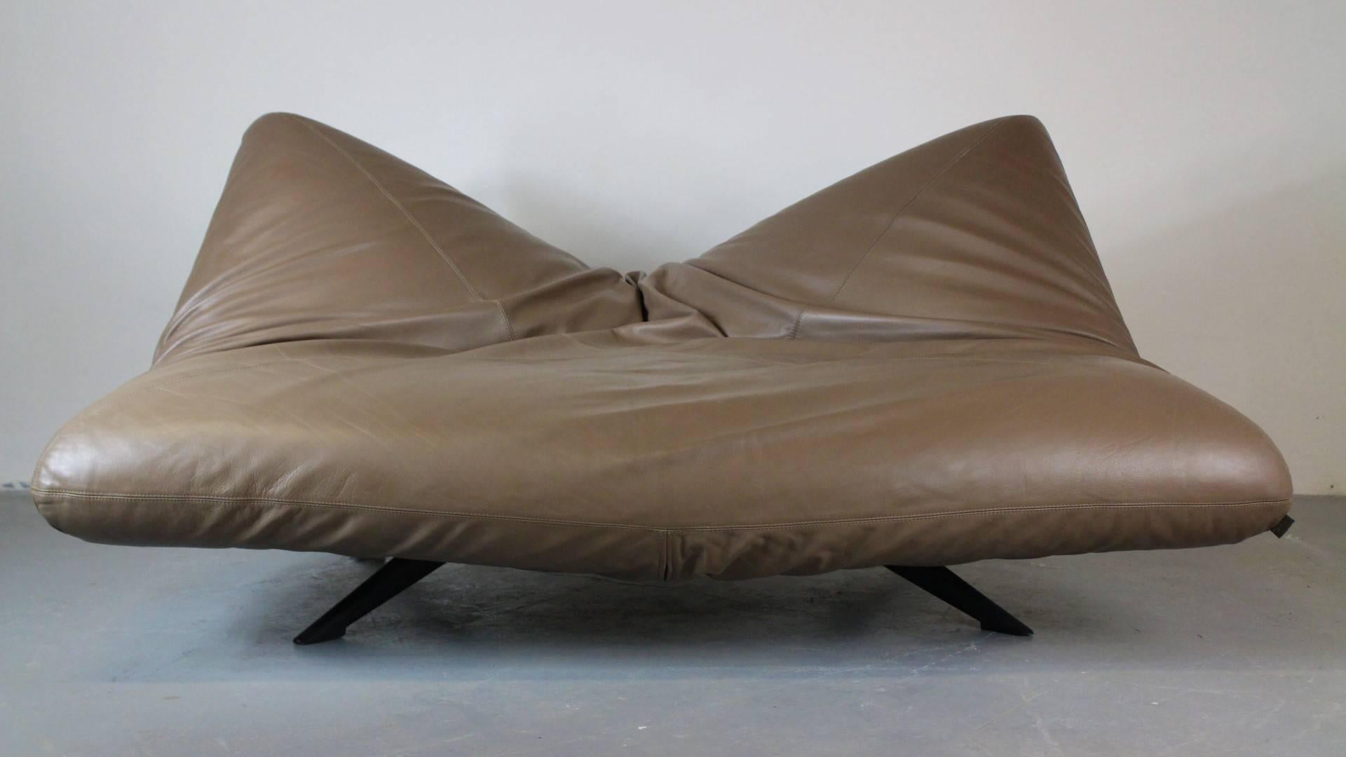 Reclining leather sofa Ribalta from the 1990s, designed by Fabrizio Ballardini and Fulvio Forbicini in 1988, manufactured by Arflex, Italy. Stabile base is made from blackened metal. Excellent original condition.