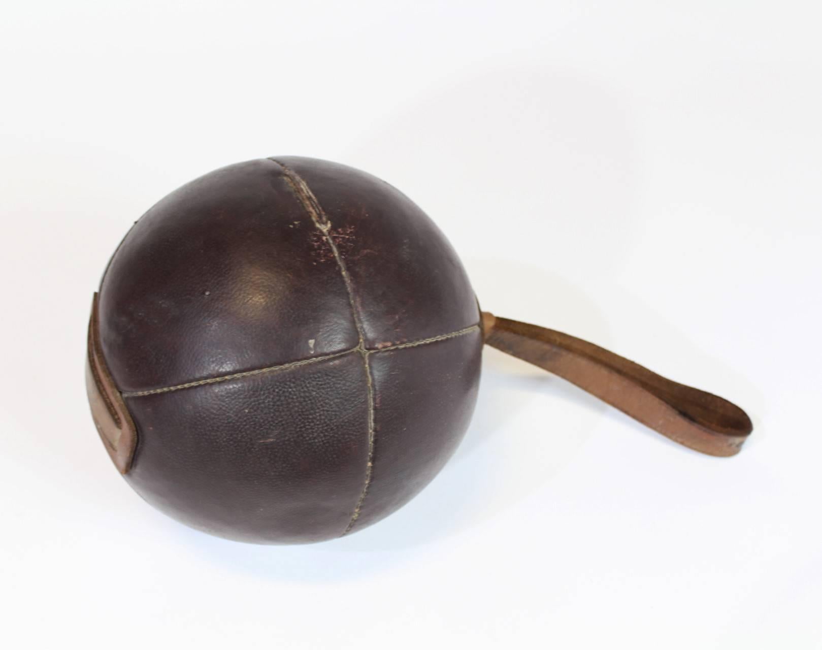 1920s Leather Medicine Ball In Good Condition In Cimelice, Czech republic