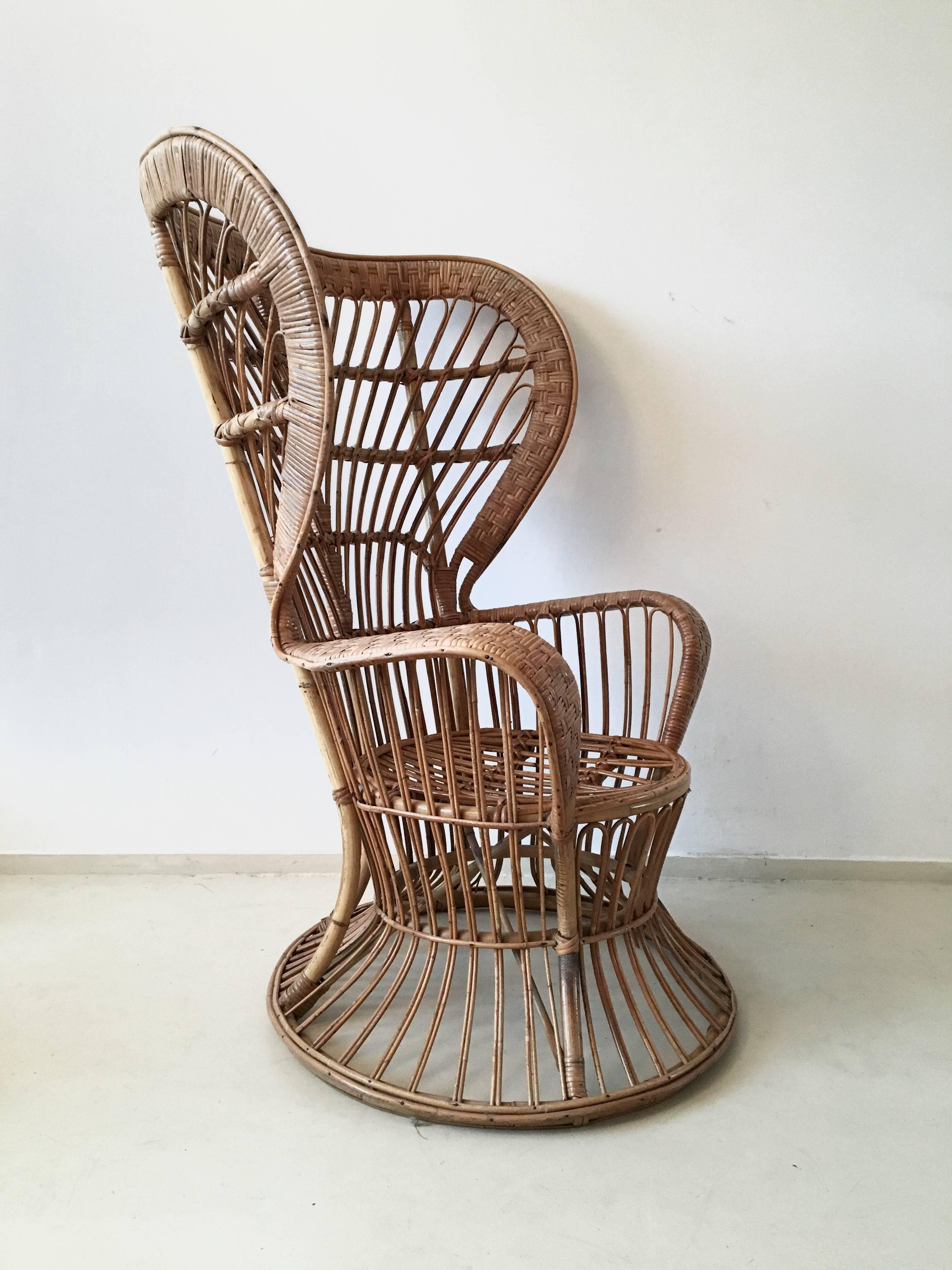 Dieser schöne Rattansessel wurde im Stil von Gio Ponti und Lio Carminati entworfen. Er wurde in Italien hergestellt und als Conte Biancamano-Stuhl für den Kreuzer entworfen. Der Stuhl bleibt in einem guten Zustand und hat einige Strohhalme aus