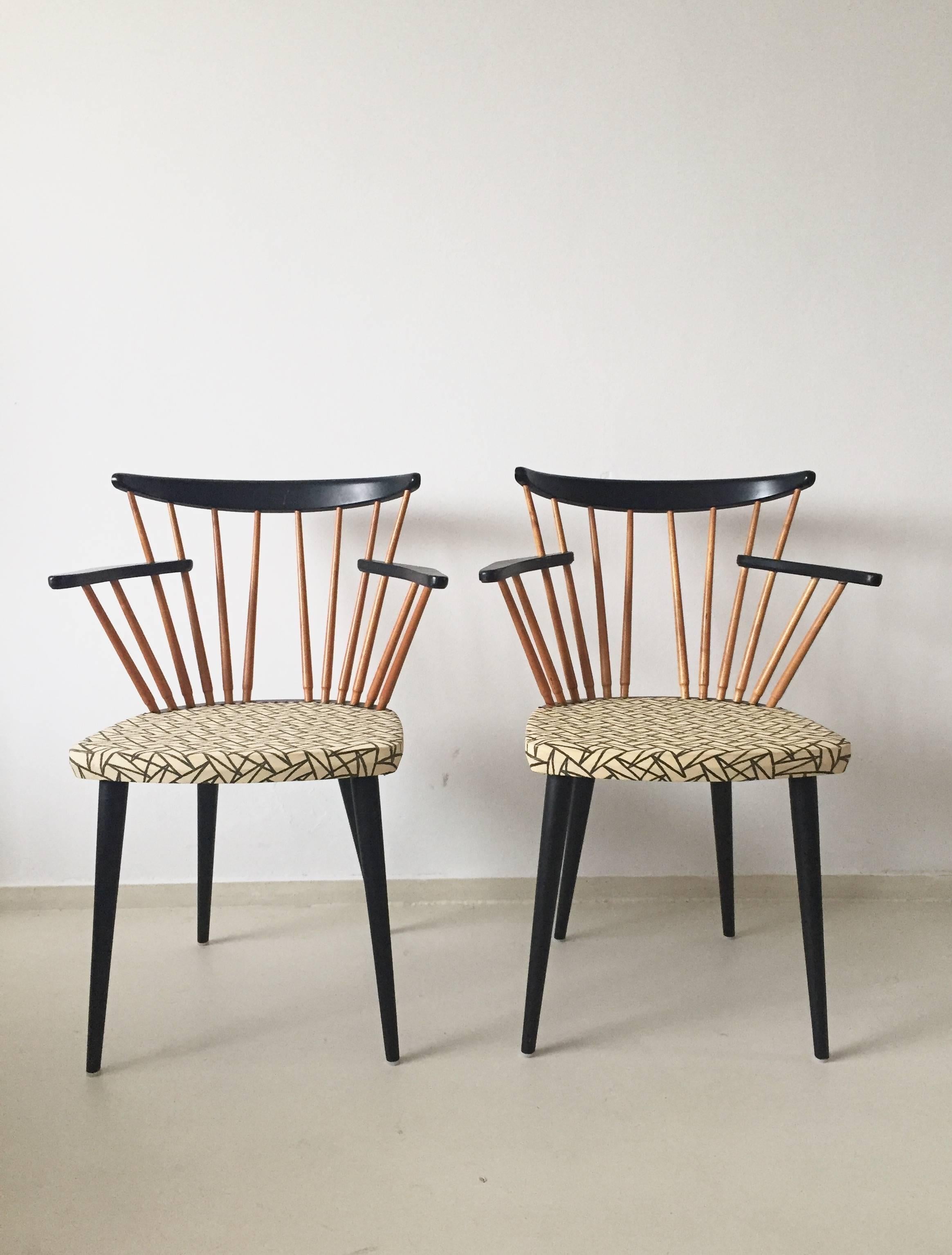 This set of five dining chairs were designed in the 1950s. They are in a Classic midcentury style and they all feature the original printed synthetic seating.
The set consists of two armchairs and three without. It most likely is a Dutch (Pastoe)