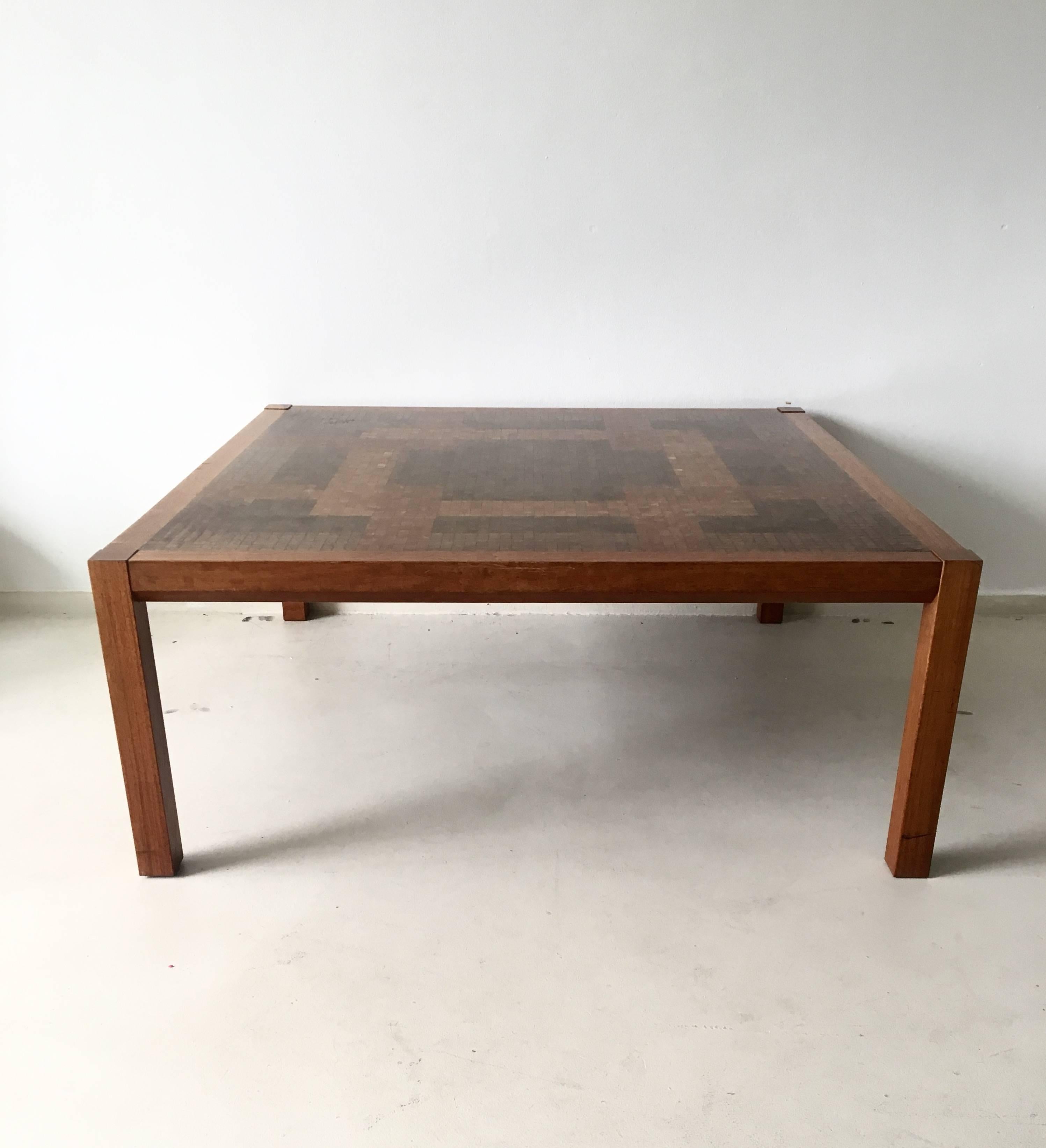 Dieser große künstlerische Tisch wurde von Rolf Middelboe für Tranekaer Möbel Dänemark entworfen, ca. 1970er Jahre.

Der Tisch besteht aus mehreren Holzarten von Obstbäumen und Granaten, die in der Tischplatte zu einem Mosaikmuster verarbeitet
