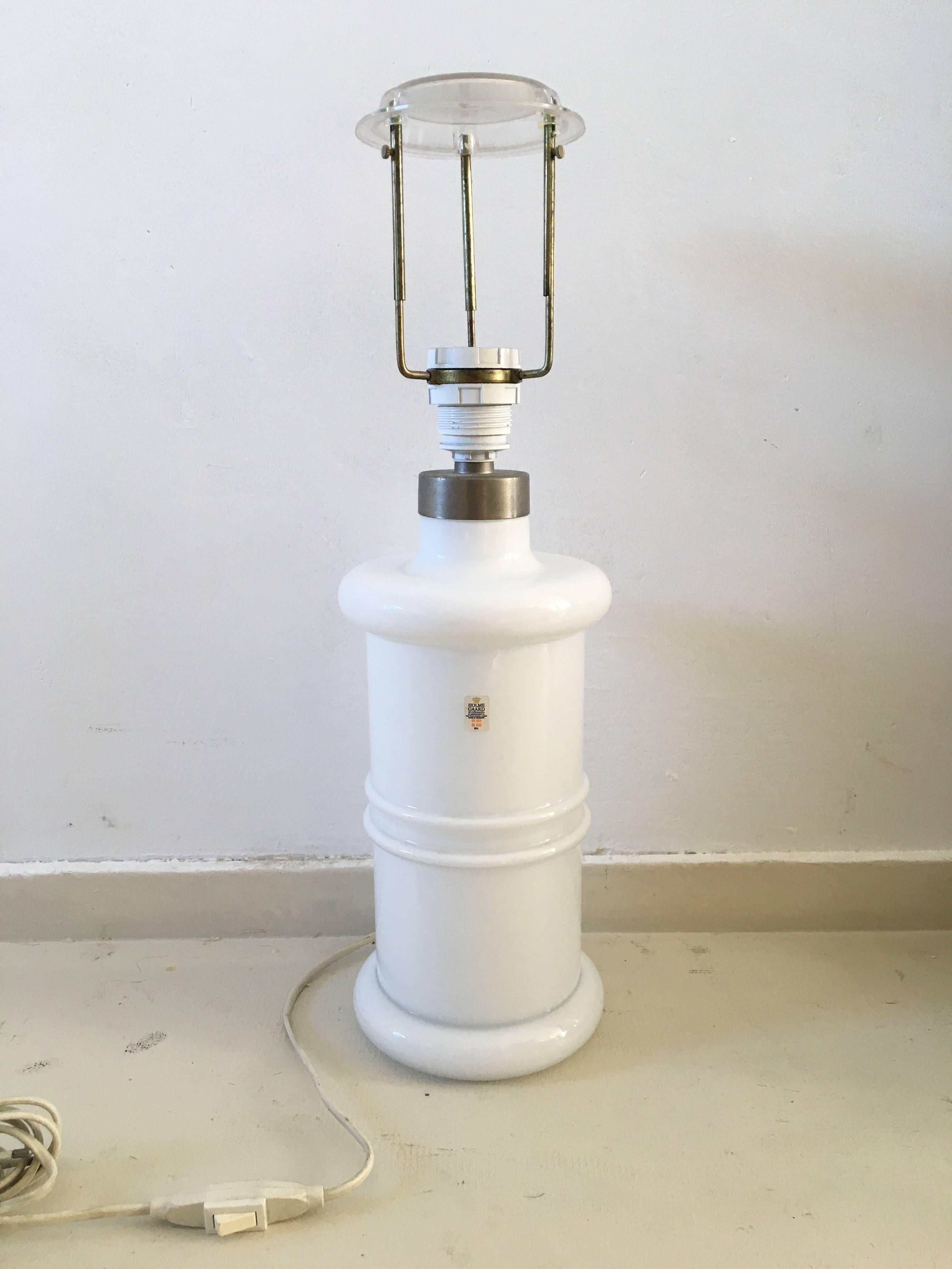 Diese große Phamakistenlampe aus Opalglas wurde 1981 von Sidse Werner für Holmegaard entworfen. Der Schirm dieser wunderschönen dänischen Designlampe kann in der Höhe verstellt werden. Die Lampe war mit einem Aufkleber des Herstellers versehen. Max.