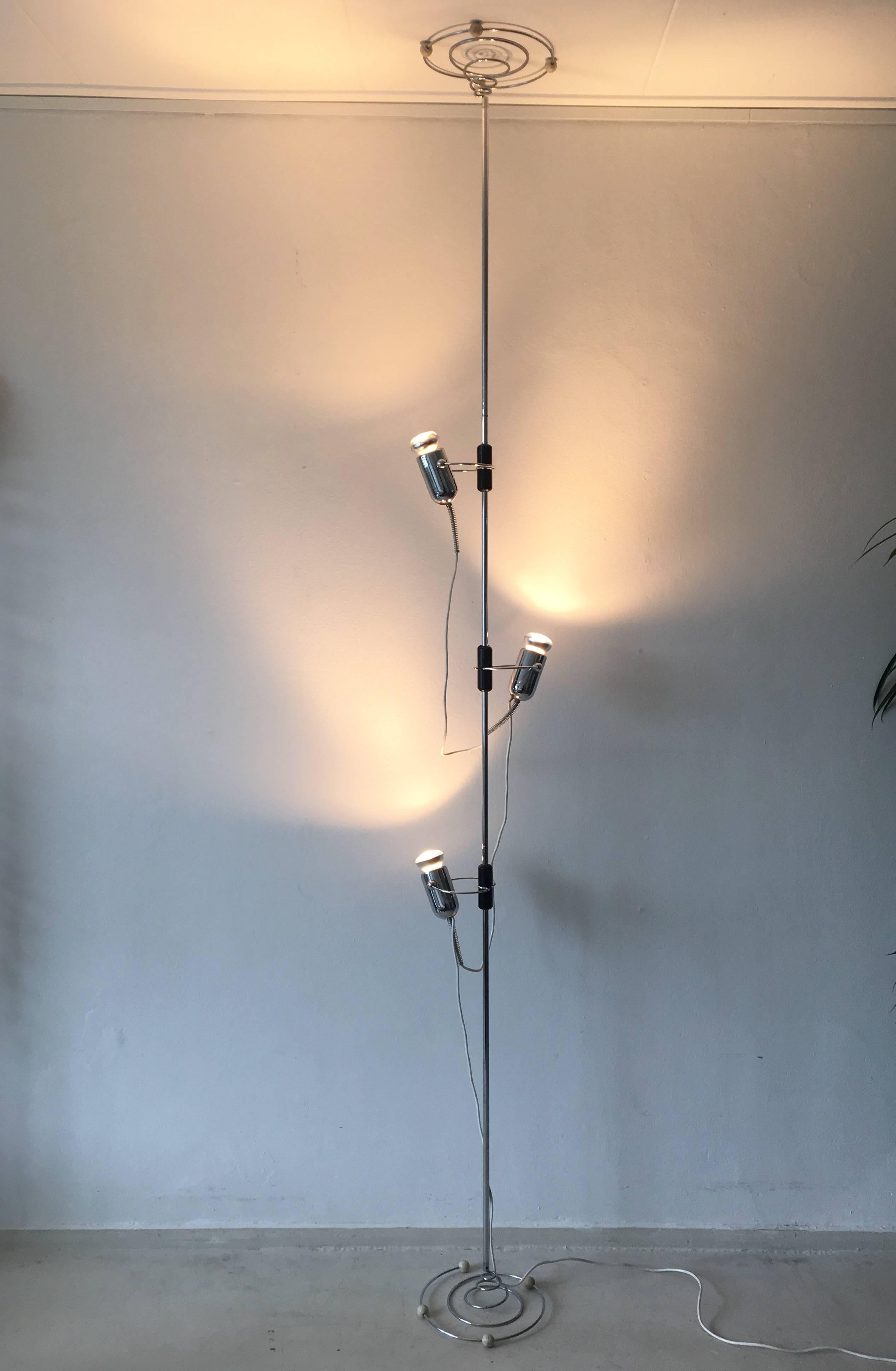 Absolute gorgeous Italian design in chrome-plated metal with three movable spots. This lamp is adjustable in height to max. 360 cm.
Industrial and minimalistic design with great appearance. Excellent condition, with minimal wear. Plan de montage