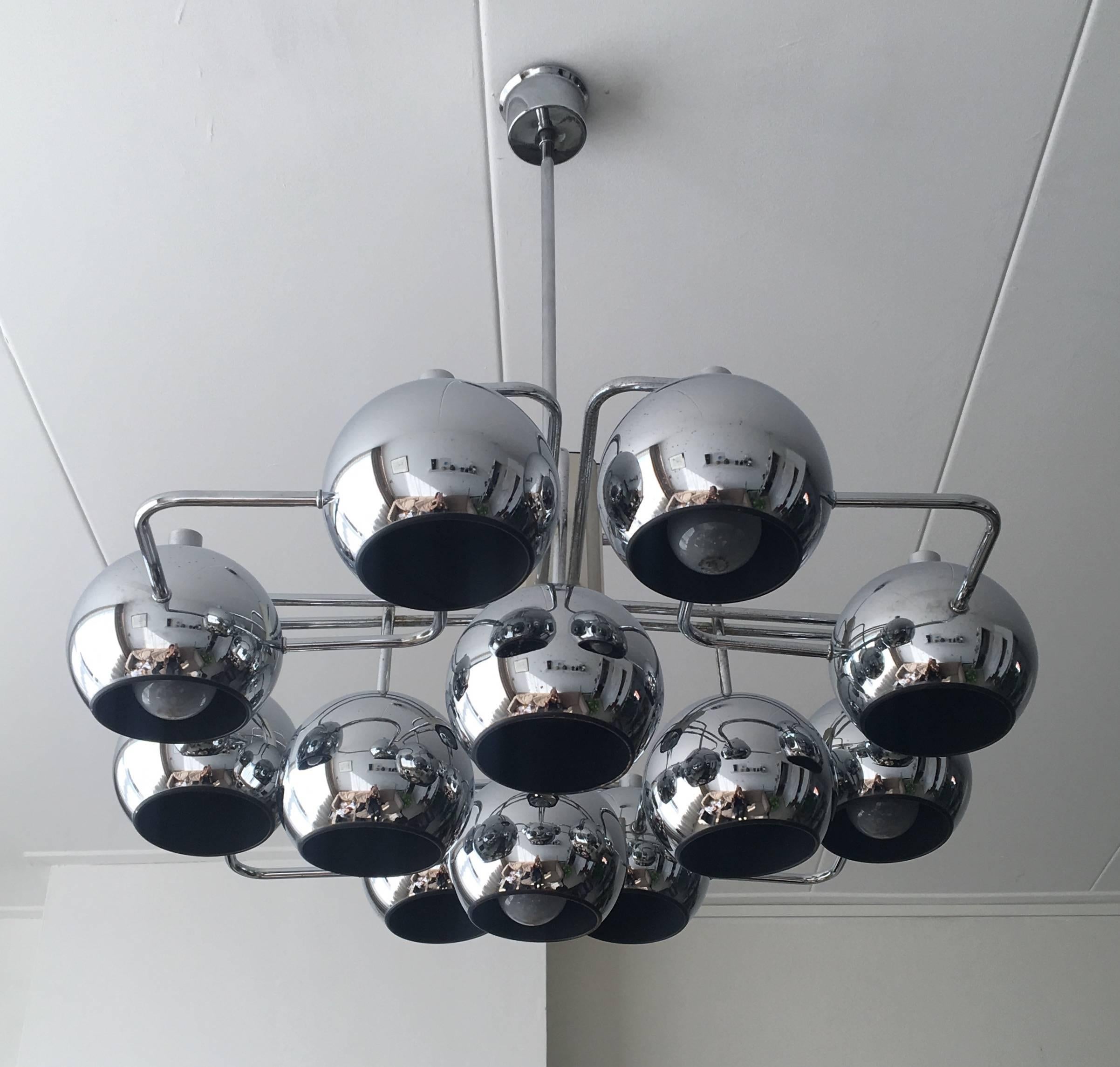 This stunning lamp comes with 12 chrome globe's attached to a geometric base. It's design can be attributed to Sciolari and was manufactured in Belgium by Boulanger, circa 1960s.
This piece remains in a very good vintage condition, with wear