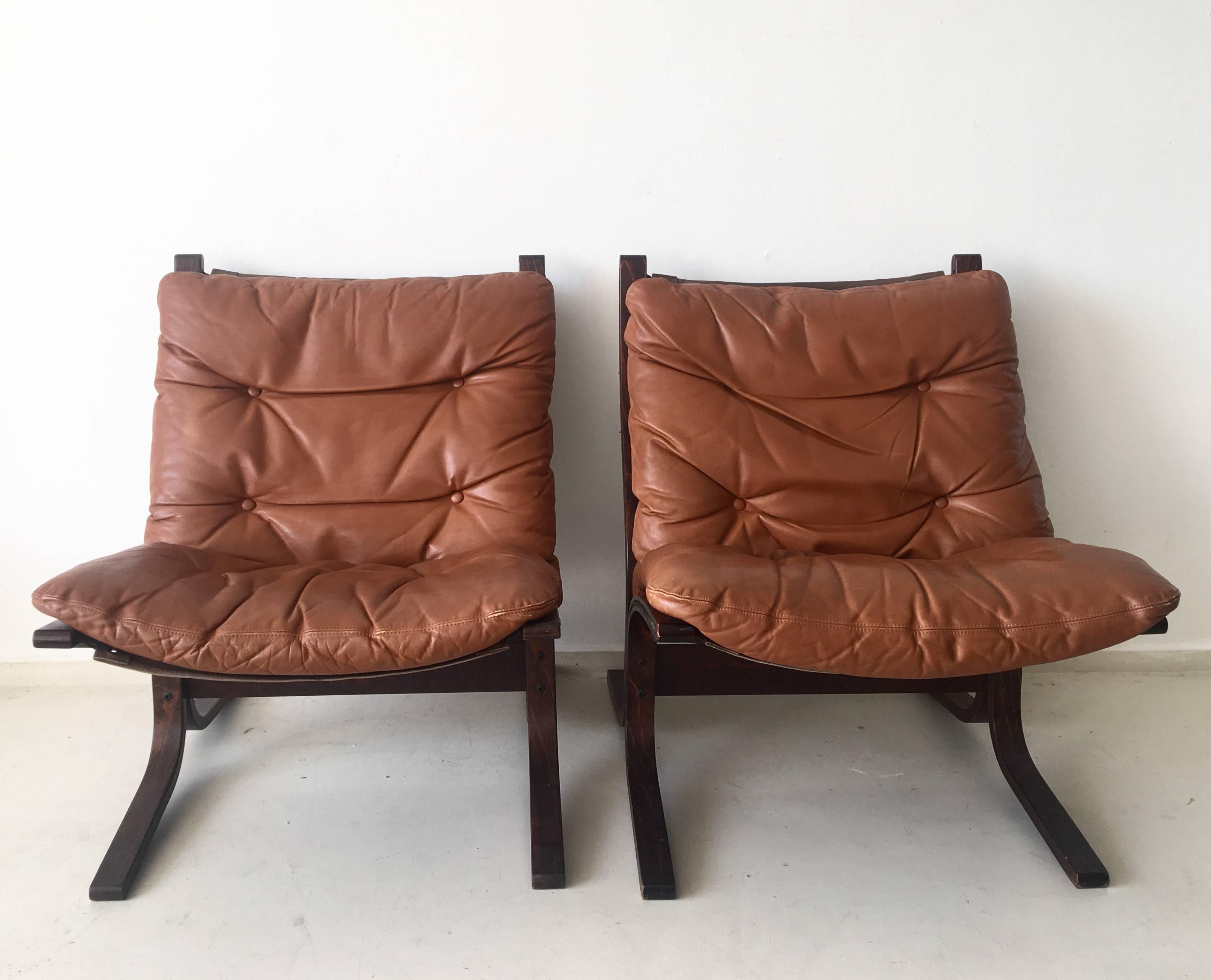 Wonderful set of easy/lounge chairs, which come with a beautiful bentwood frame and cognac coloured leather upholstery on top of canvas. They remain in a very good vintage condition, with normal signs of age and use.