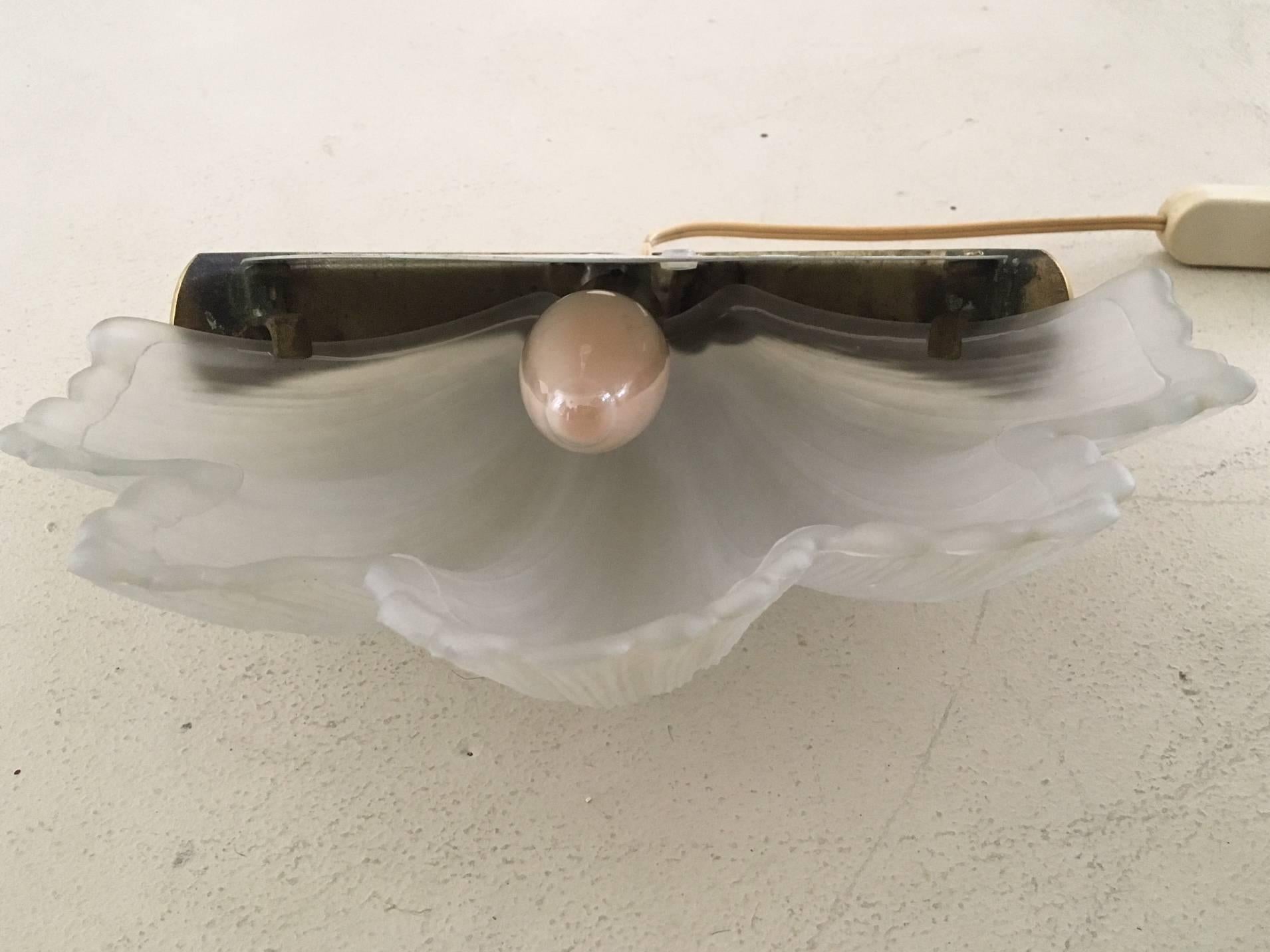 Dépoli Superbes appliques en forme de coquille en verre dépoli avec support en métal de couleur or, années 1960-1970 en vente