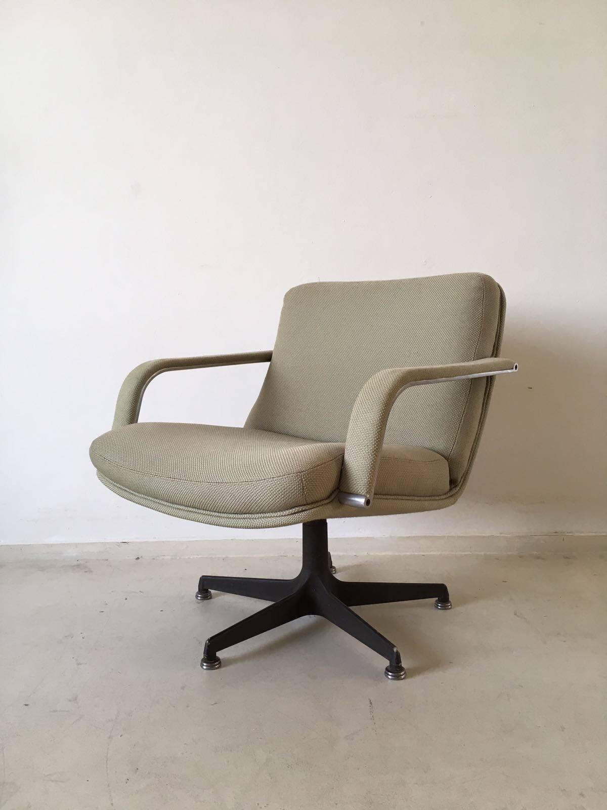 Originaler holländischer Drehsessel aus den 1970er Jahren von Geoffrey Harcourt für Artifort. Der Stuhl ist in sehr gutem Zustand und sitzt sehr bequem. Der Stuhl ist mit der originalen Wollpolsterung und einem drehbaren schwarzen Metallfuß