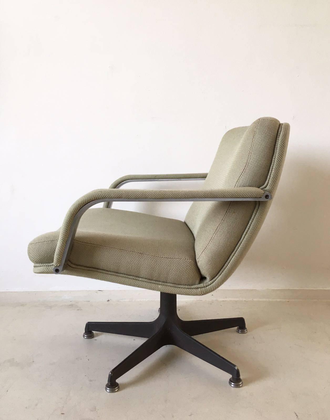 Mid-Century Modern Iconic 1970s Design Swivel Chair from Artifort, Designed by Geoffrey Harcourt For Sale