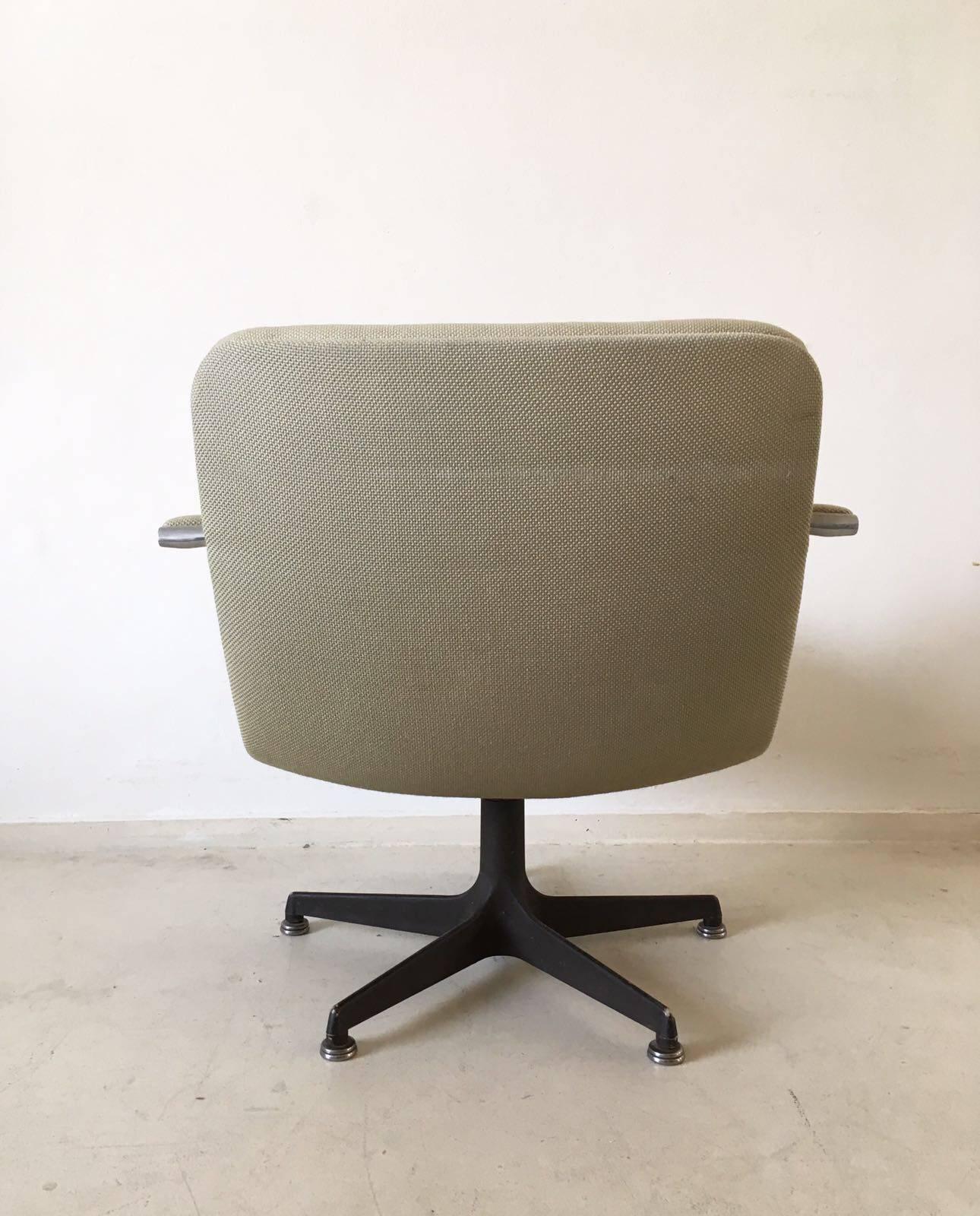 Base Metal Iconic 1970s Design Swivel Chair from Artifort, Designed by Geoffrey Harcourt For Sale