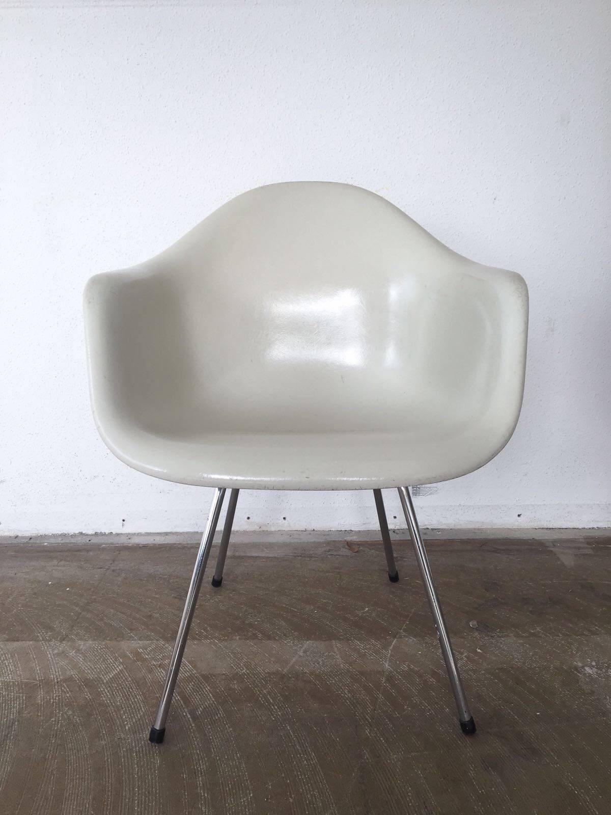 Herman Miller USA Eames DAX Fiberglass Armchairs with Four-Leg Base, 1983 In Good Condition In Schagen, NL