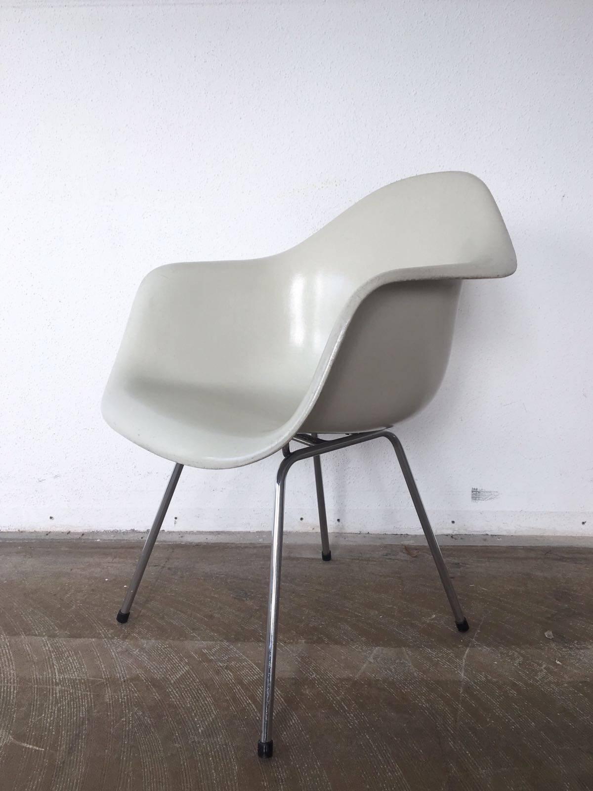 Late 20th Century Herman Miller USA Eames DAX Fiberglass Armchairs with Four-Leg Base, 1983